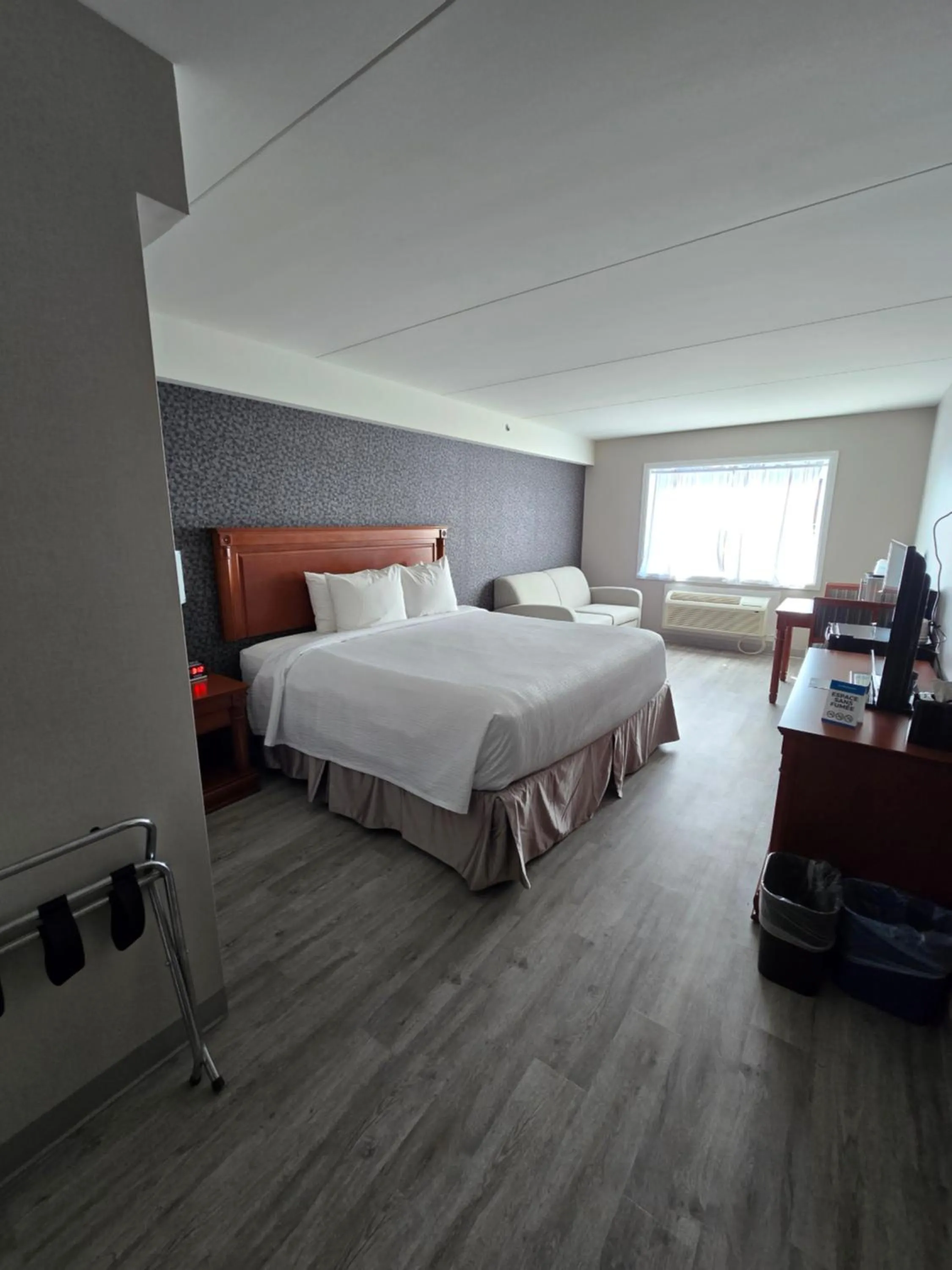 Bed in Best Western Hotel Brossard