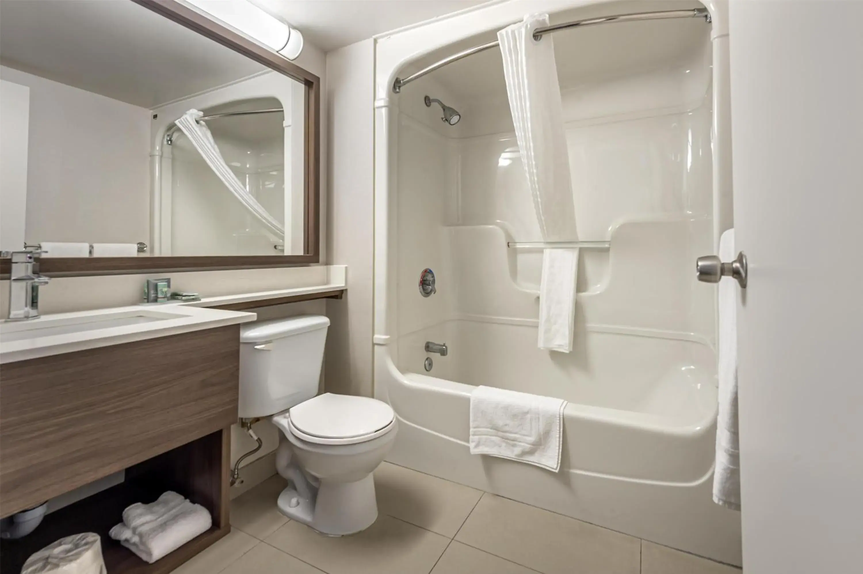 Queen Room with Sofa Bed in Best Western Hotel Brossard Queen Room with Sofa Bed in Best Western Hotel Brossard