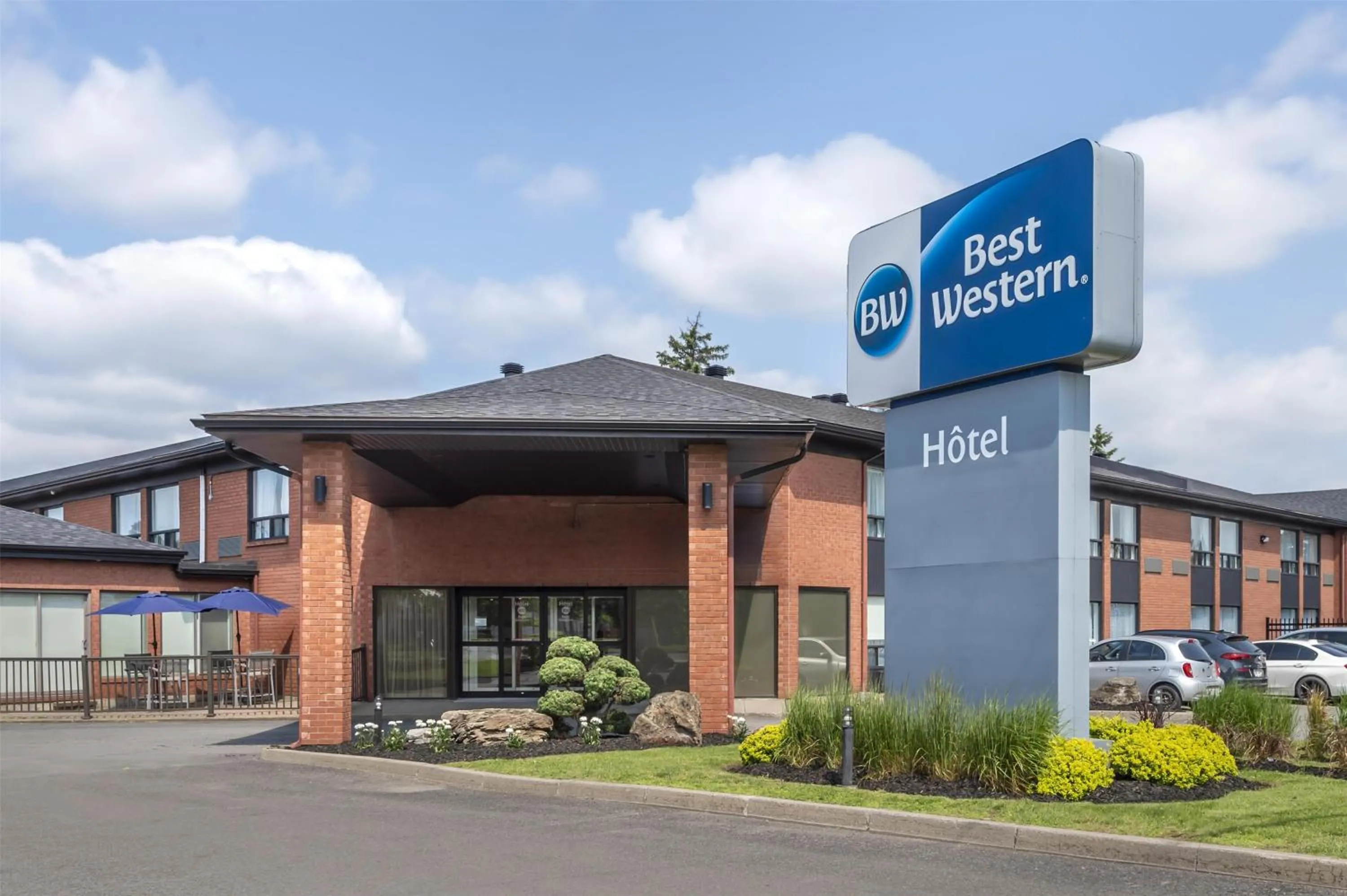 Property building in Best Western Hotel Brossard