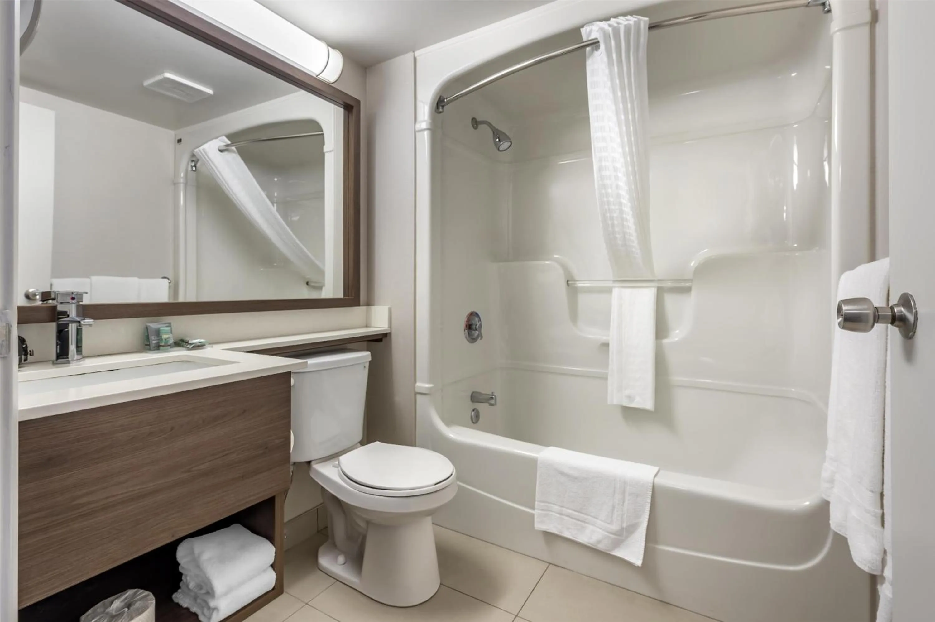 Bathroom in Best Western Hotel Brossard