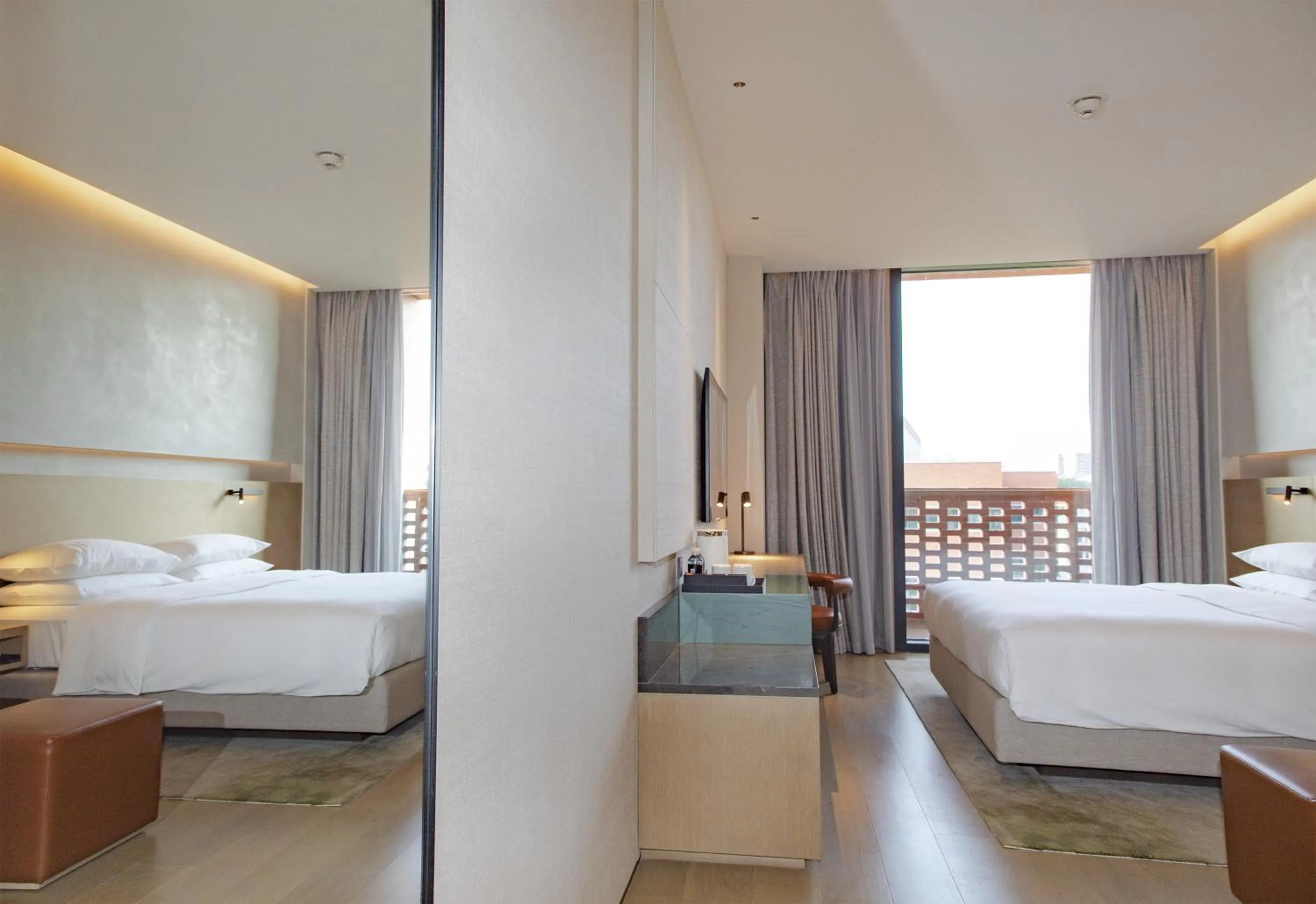 Photo of the whole room, Bed in Hyatt Place Jingdezhen Taoxichuan