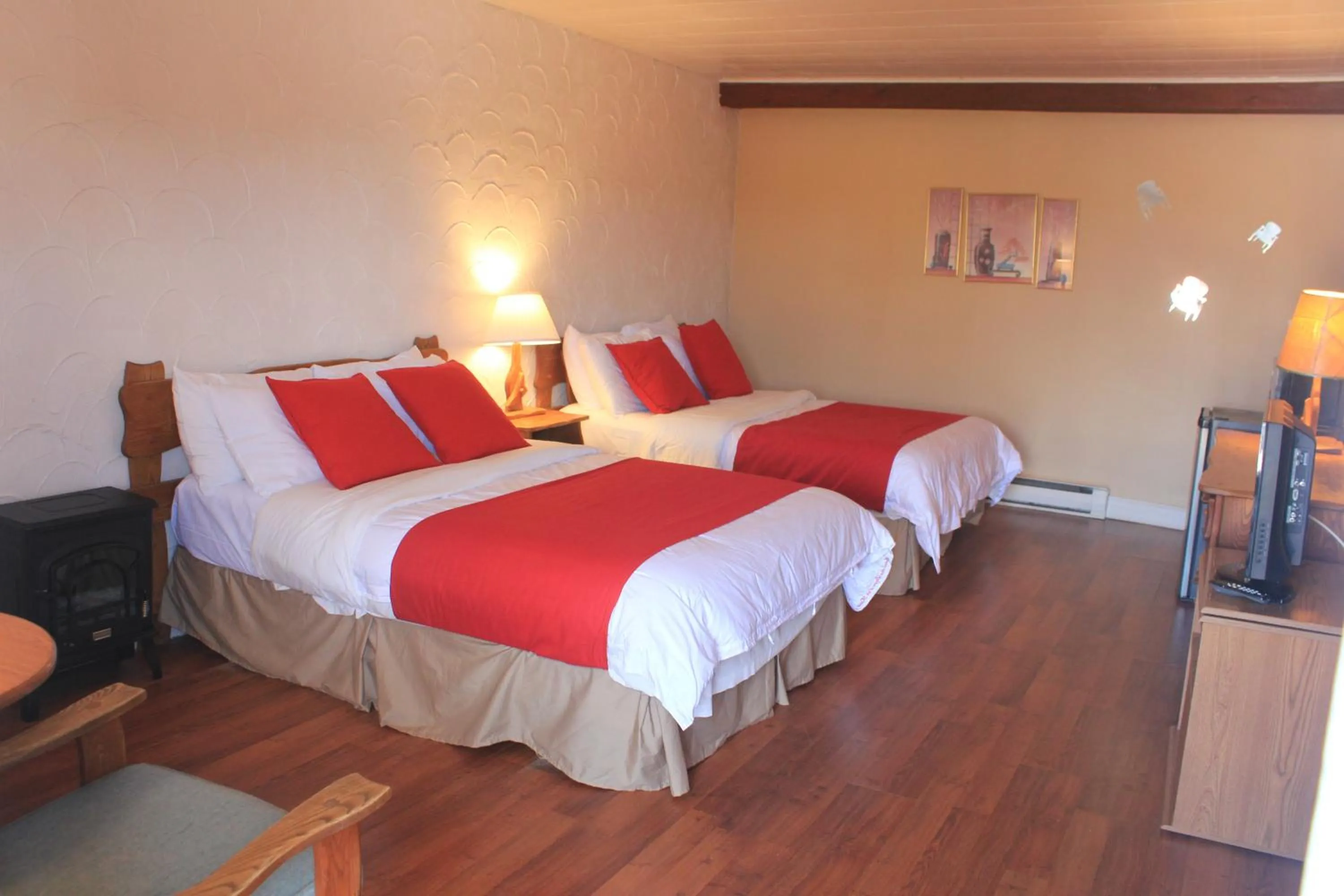 Bedroom, Bed in Motel Des Pays D'En Haut