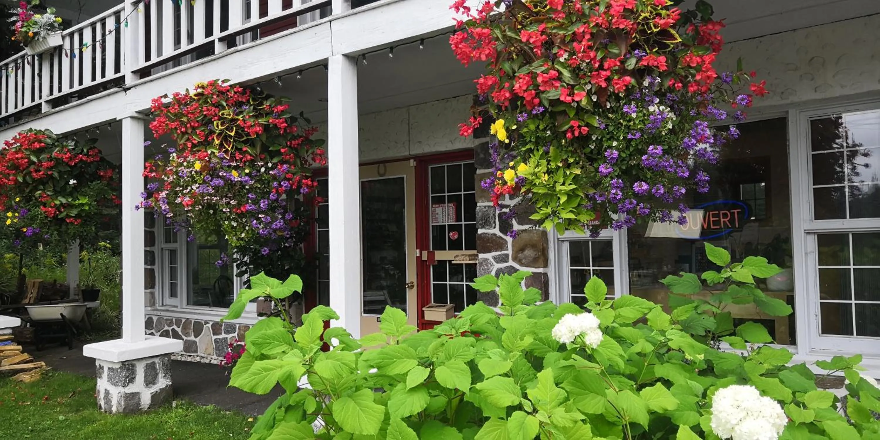 Facade/entrance in Motel Des Pays D'En Haut