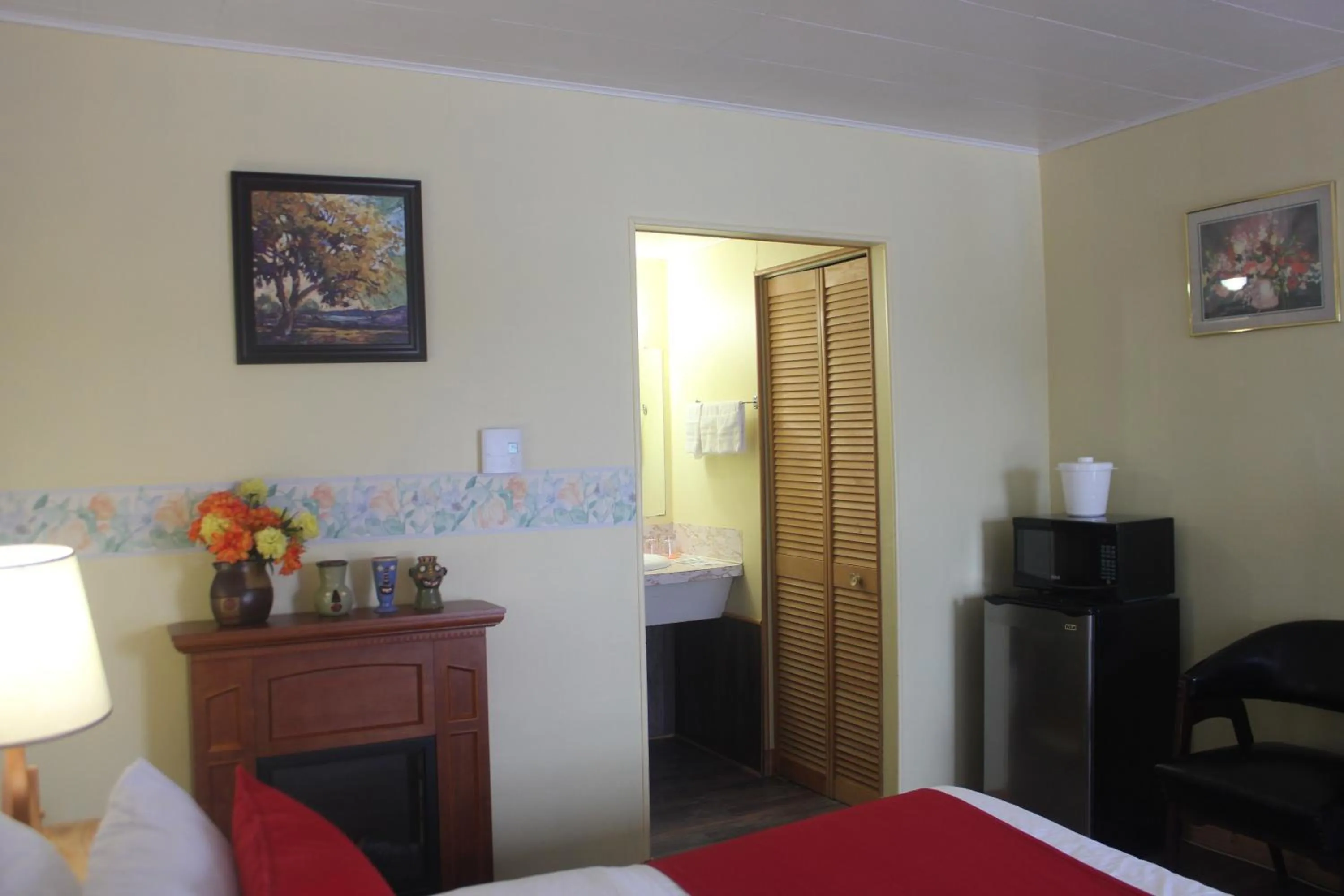 Bedroom, Bed in Motel Des Pays D'En Haut