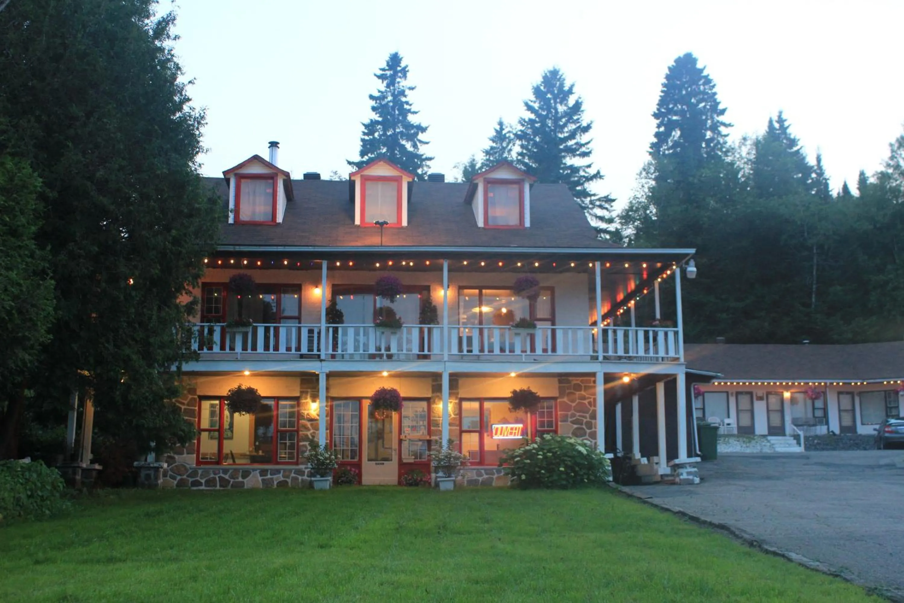 Property building in Motel Des Pays D'En Haut