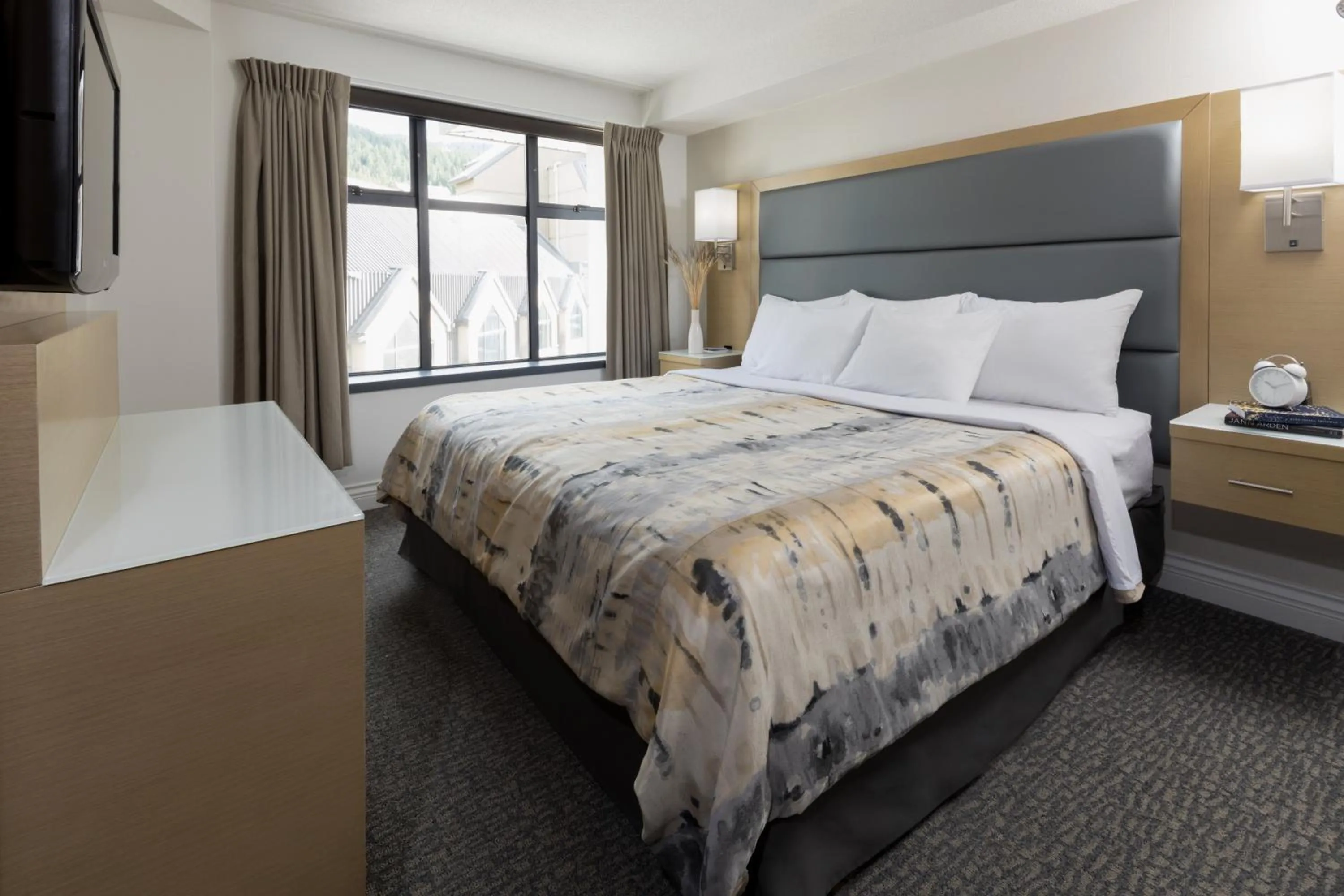 Bedroom, Bed in The Crystal Lodge