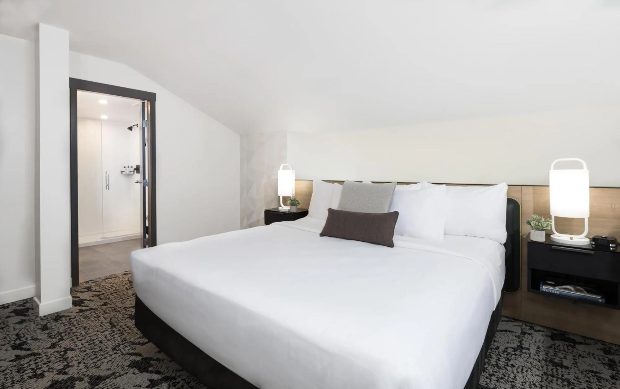 Bathroom, Bed in The Crystal Lodge