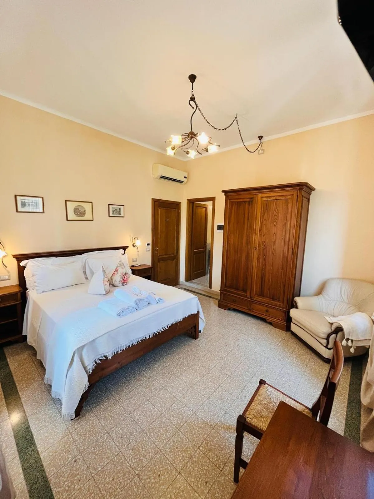 Bed in BnB Villa Melany vicino Centro
