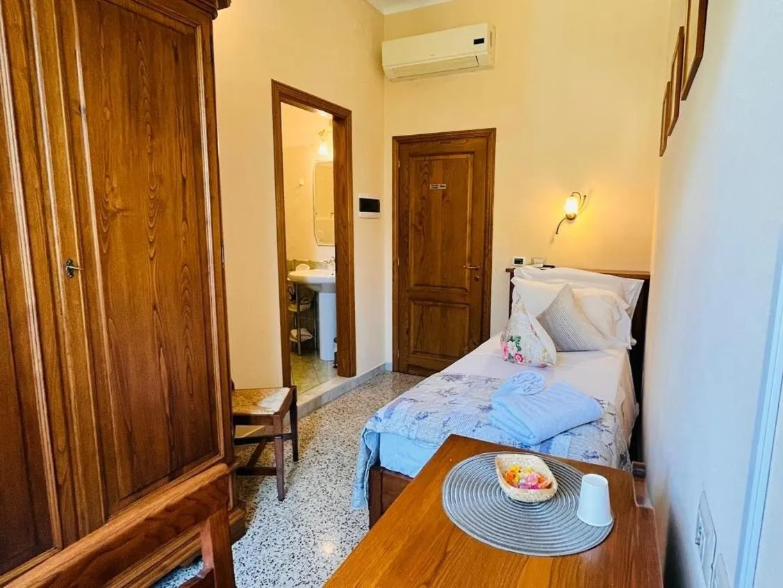 Bed in BnB Villa Melany vicino Centro