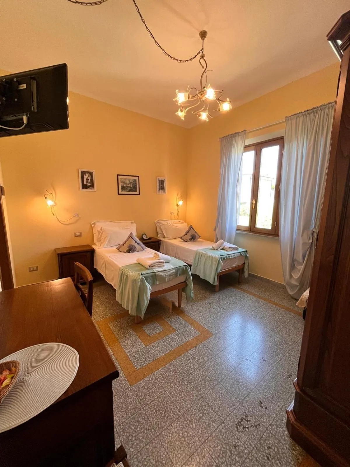 Bed in BnB Villa Melany vicino Centro