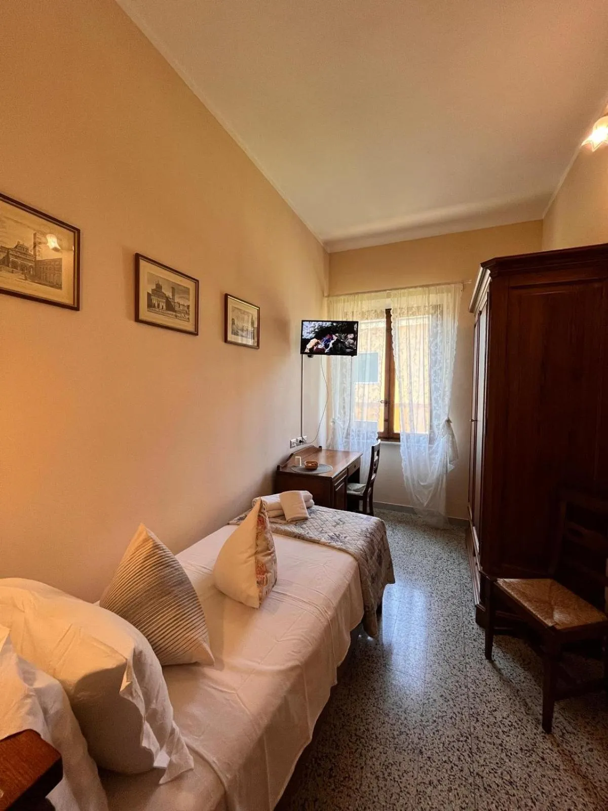 Bed in BnB Villa Melany vicino Centro