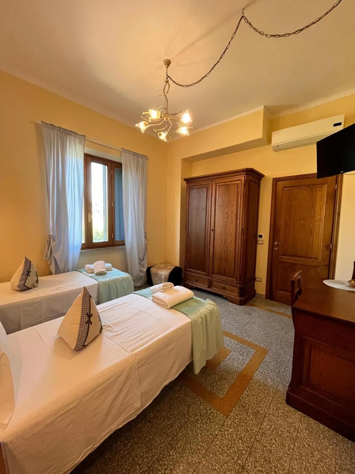Bed in BnB Villa Melany vicino Centro