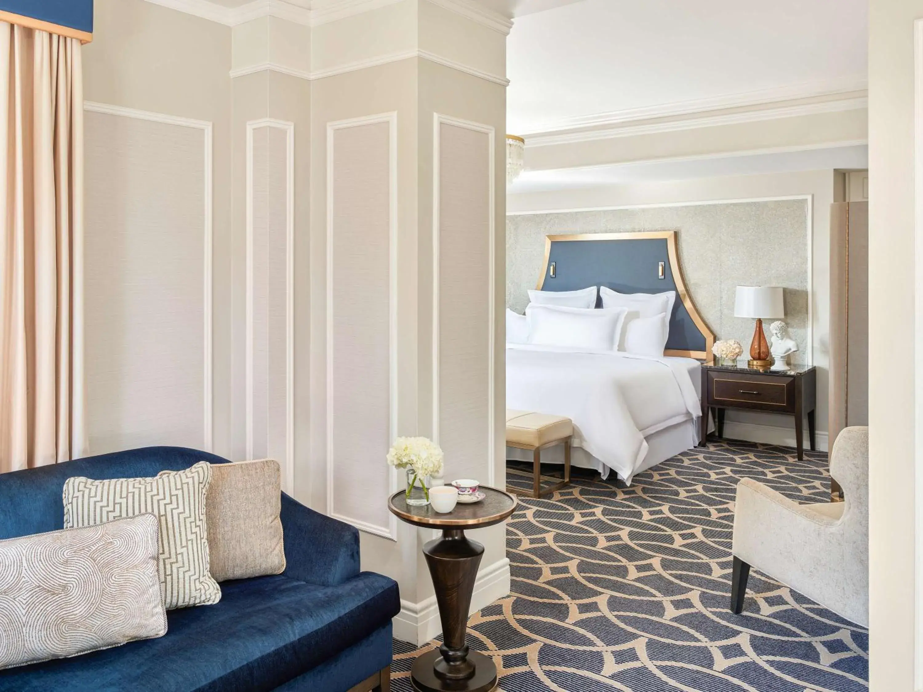 Deluxe Room with King Bed in Fairmont Hotel Vancouver Deluxe Room with King Bed in Fairmont Hotel Vancouver