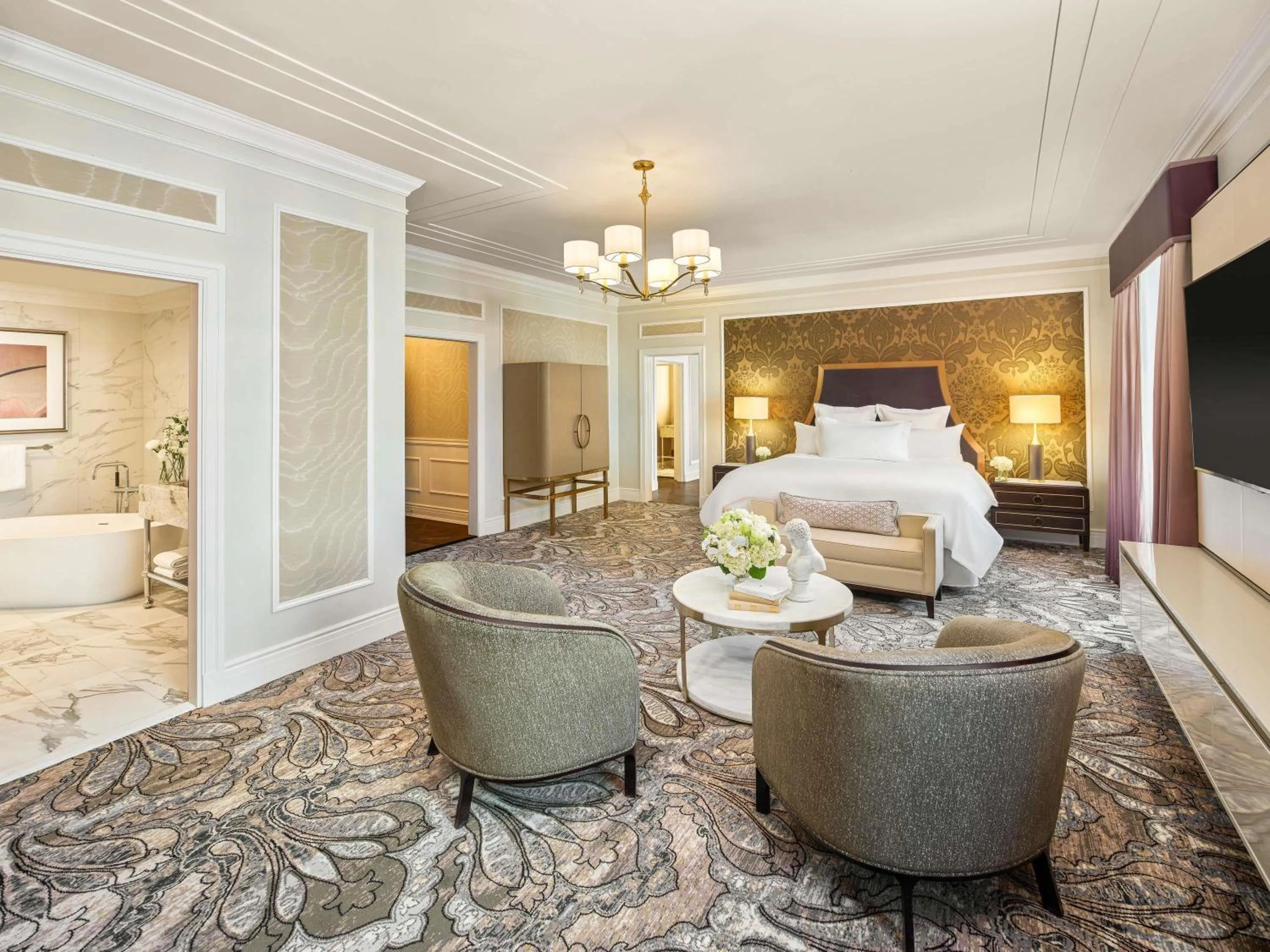 Bedroom, Bed in Fairmont Hotel Vancouver