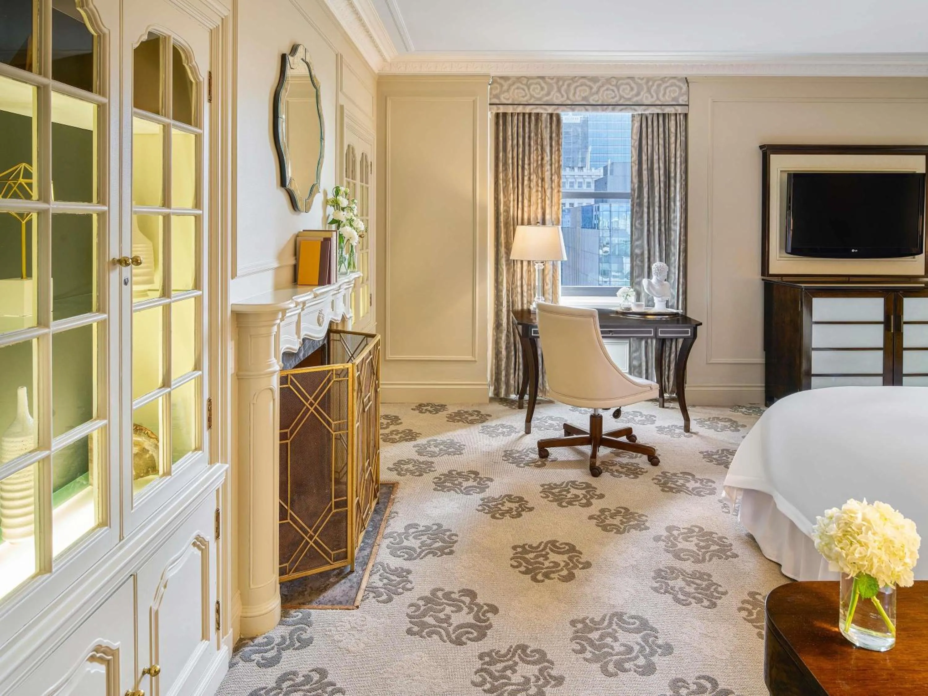 Bedroom, Bed in Fairmont Hotel Vancouver