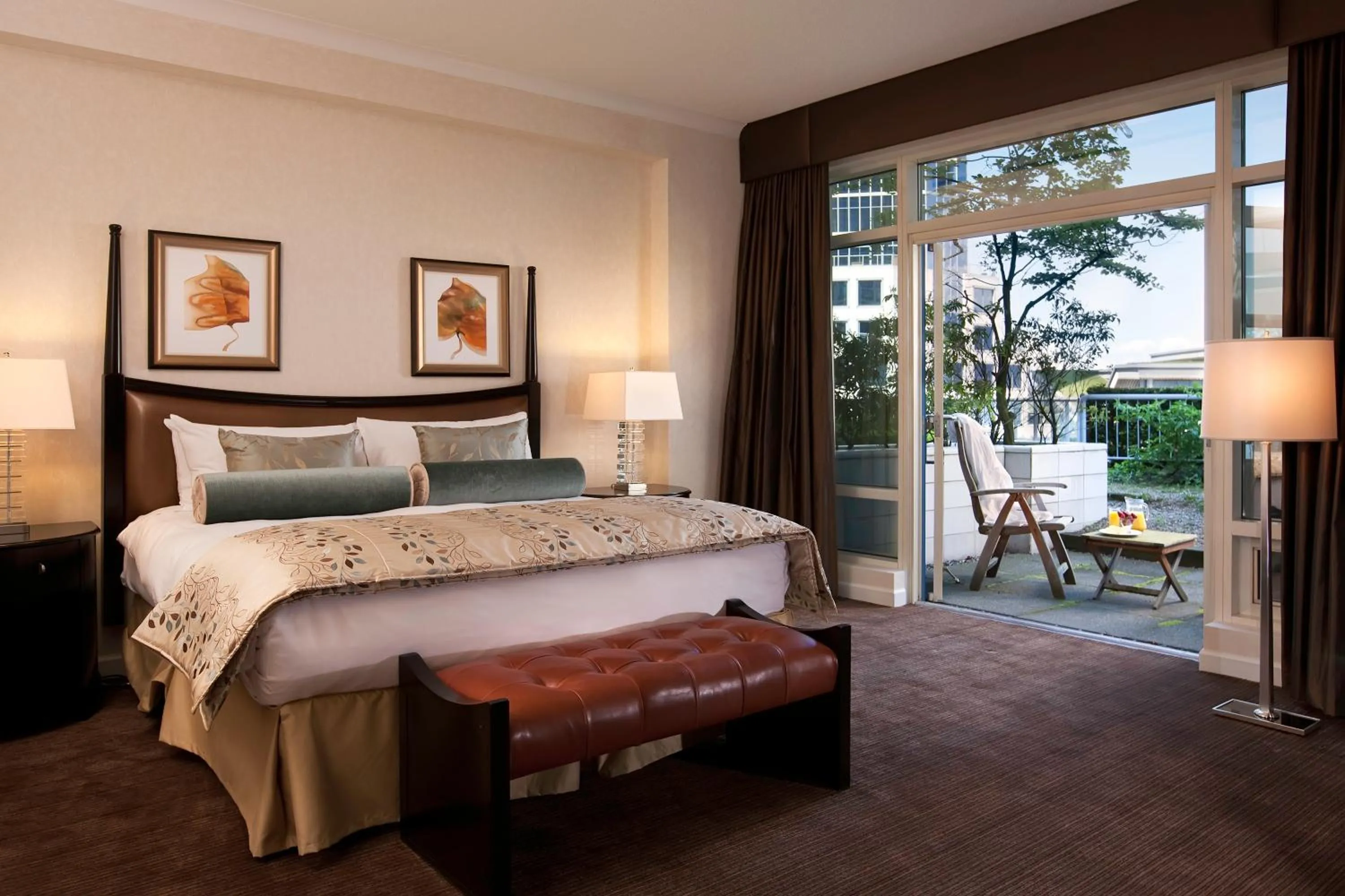 Bed in Fairmont Waterfront