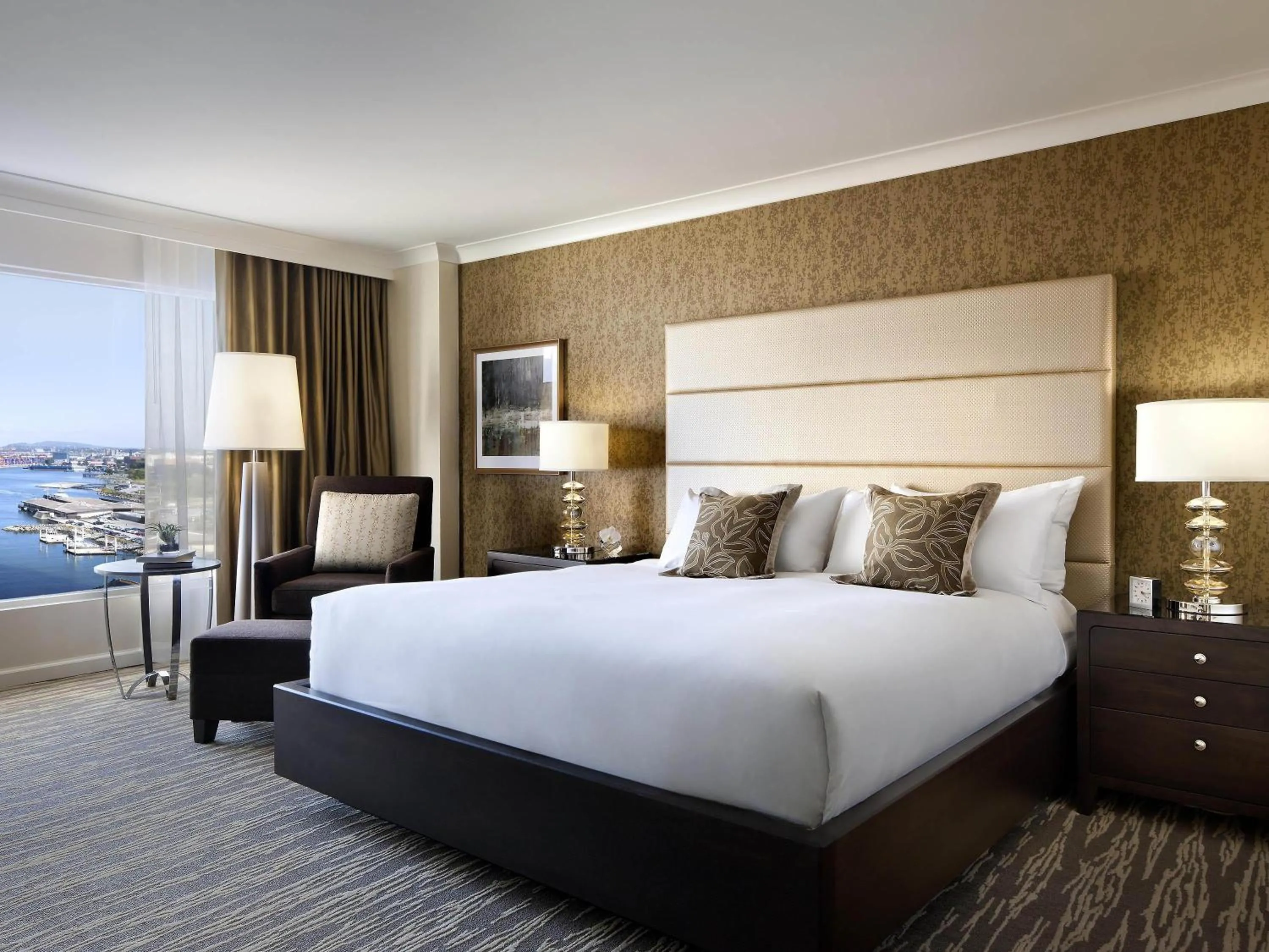 Bedroom, Bed in Fairmont Waterfront
