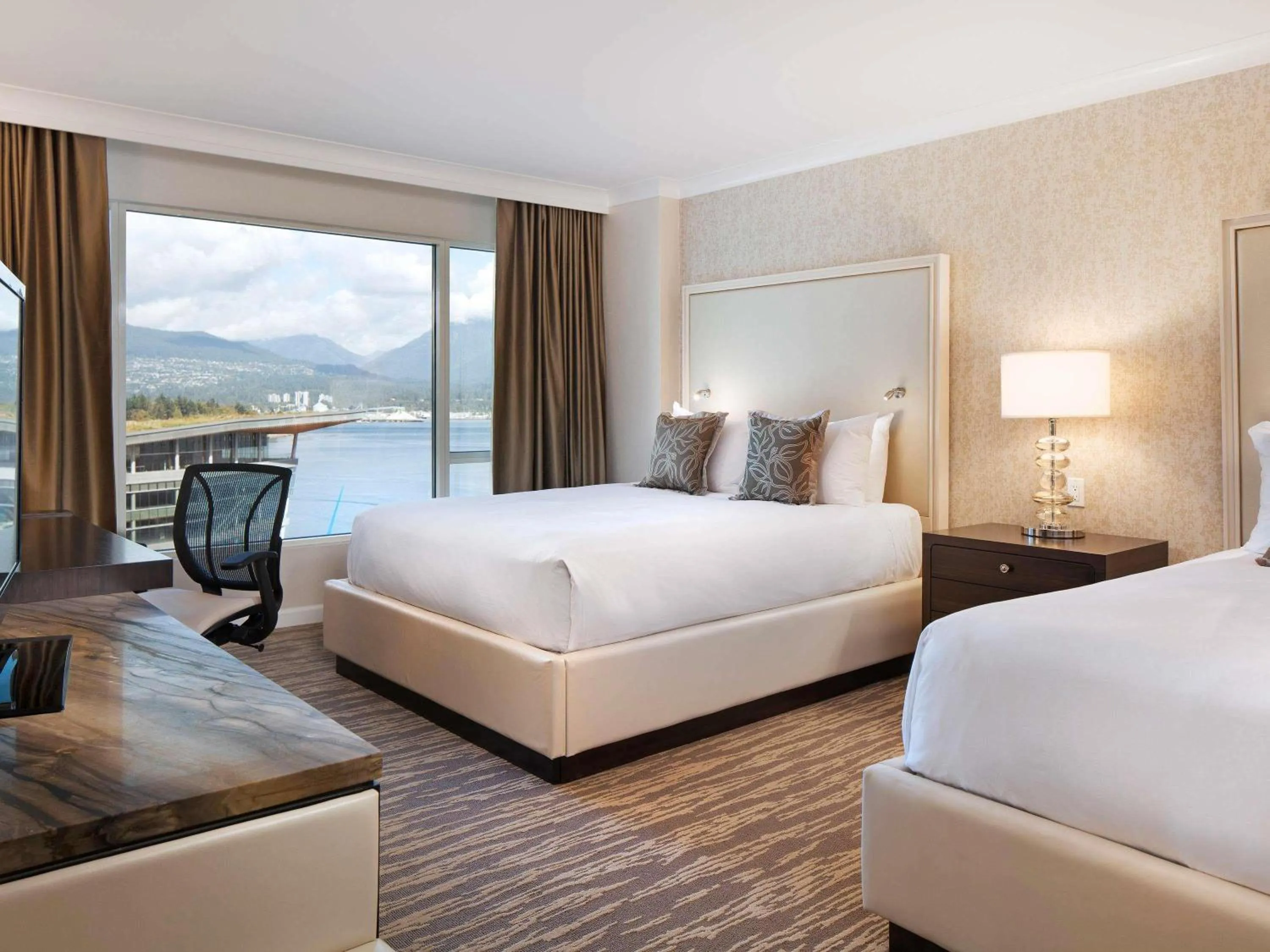 Bedroom, Bed in Fairmont Waterfront