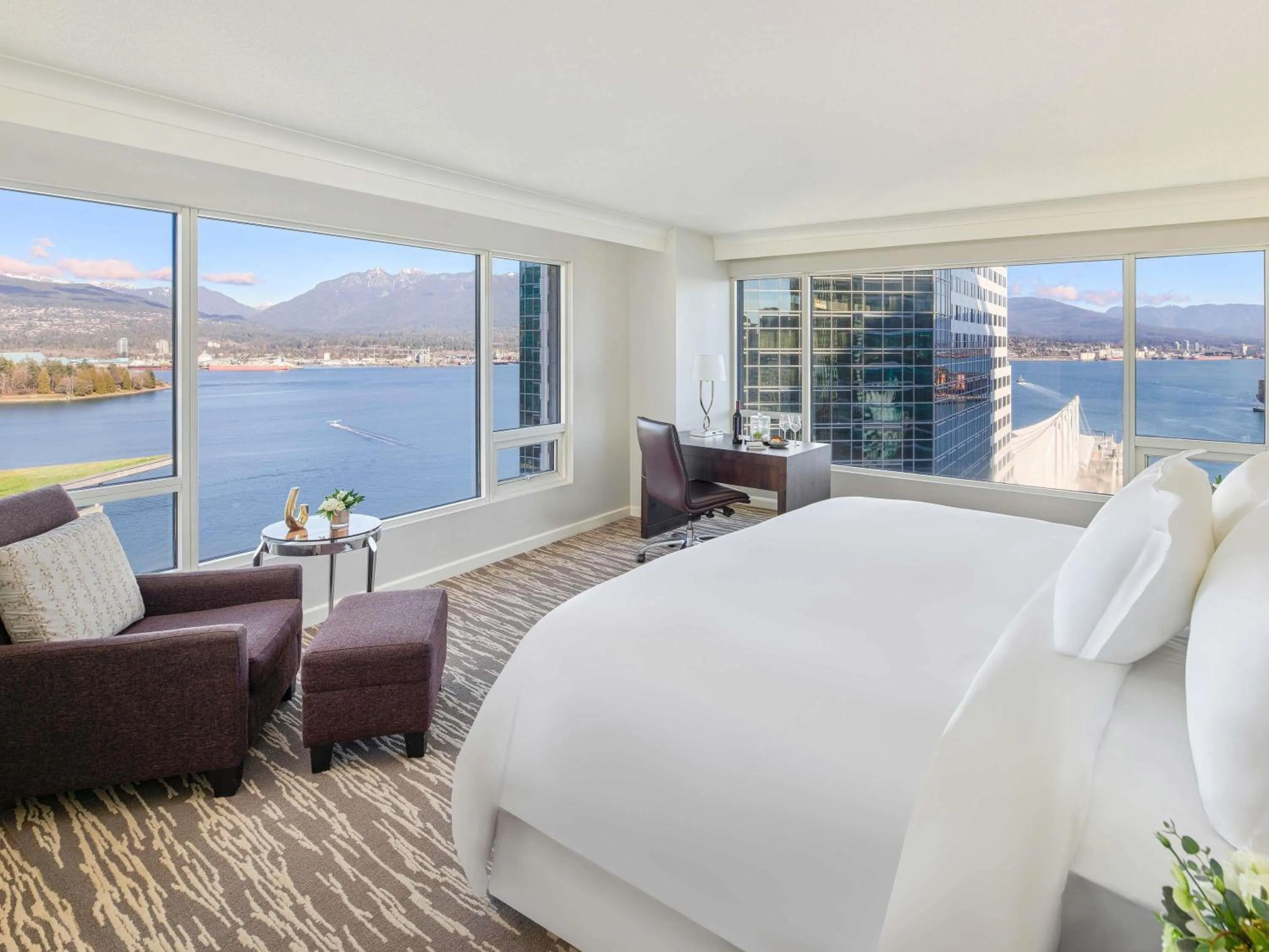 Bedroom, Bed in Fairmont Waterfront