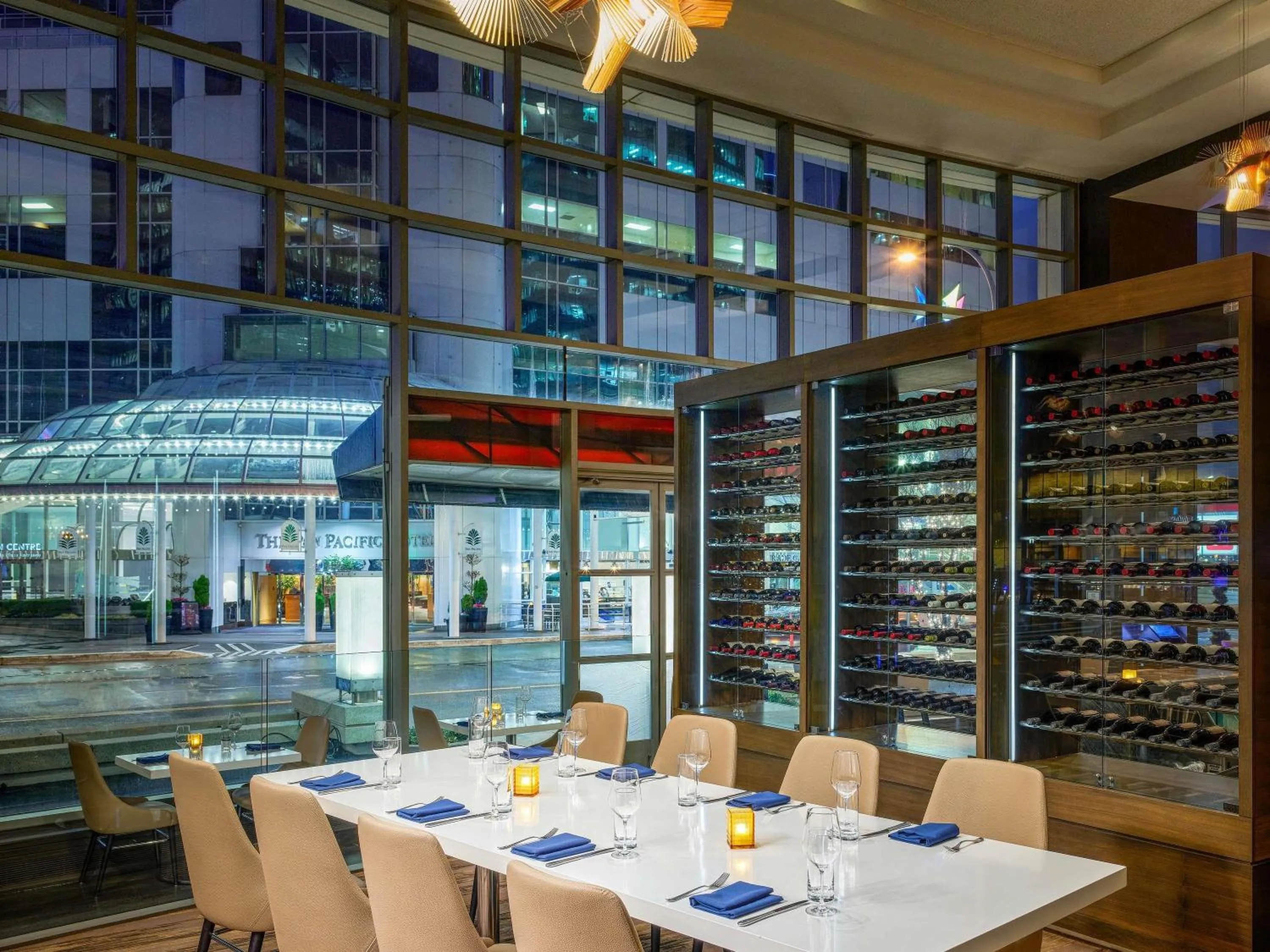 Lounge or bar in Fairmont Waterfront