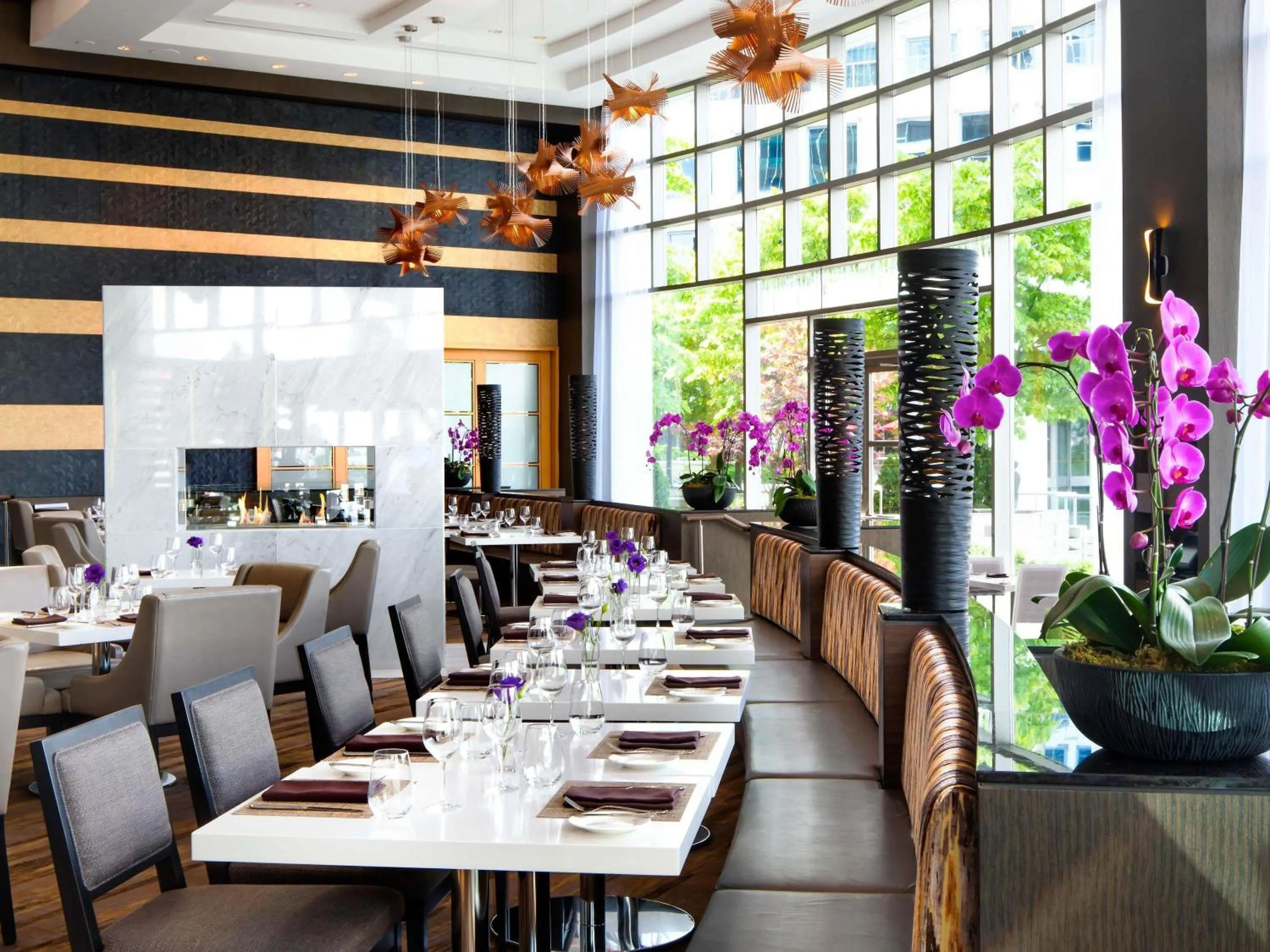 Lounge or bar in Fairmont Waterfront
