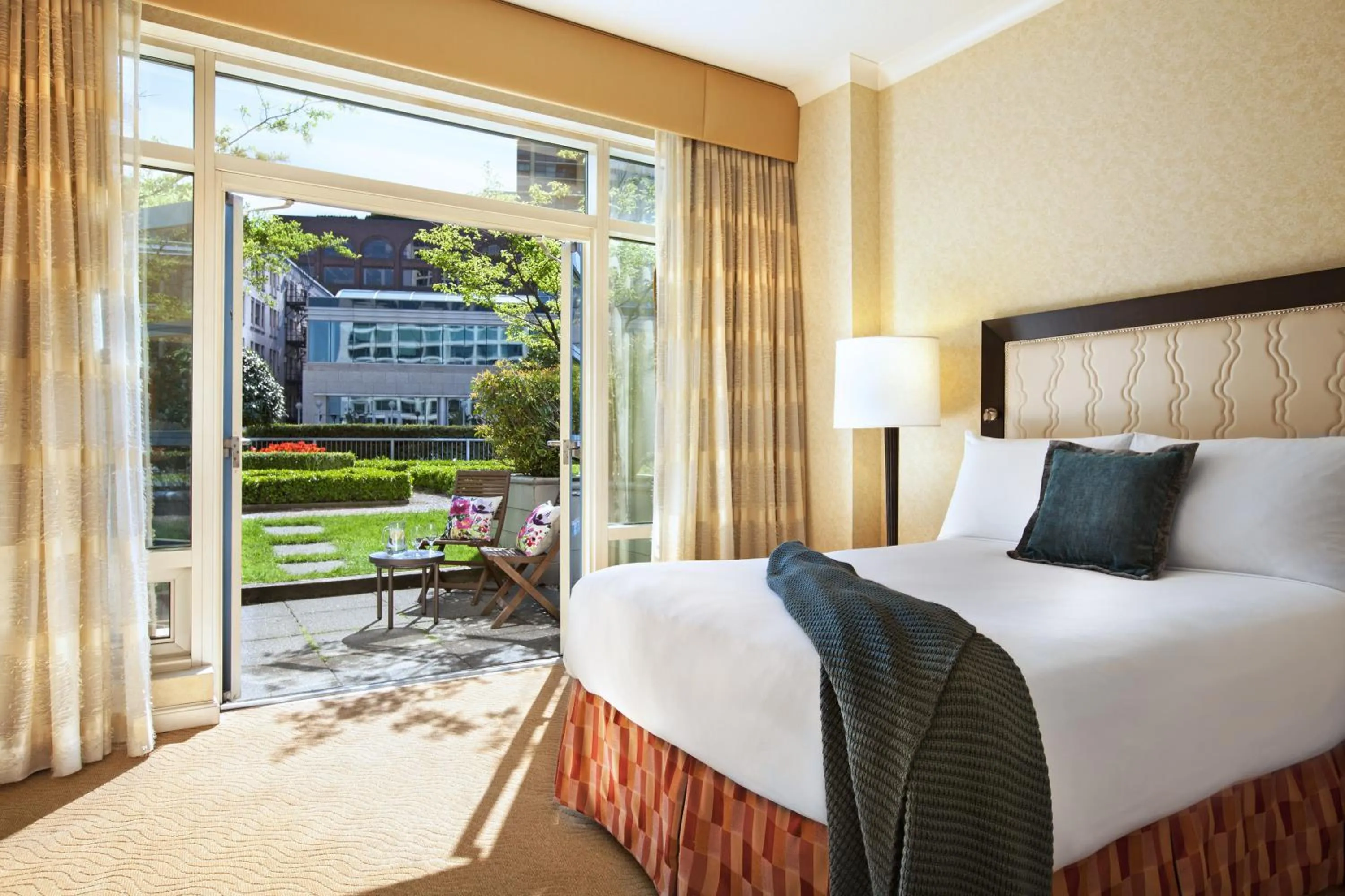 Bed in Fairmont Waterfront