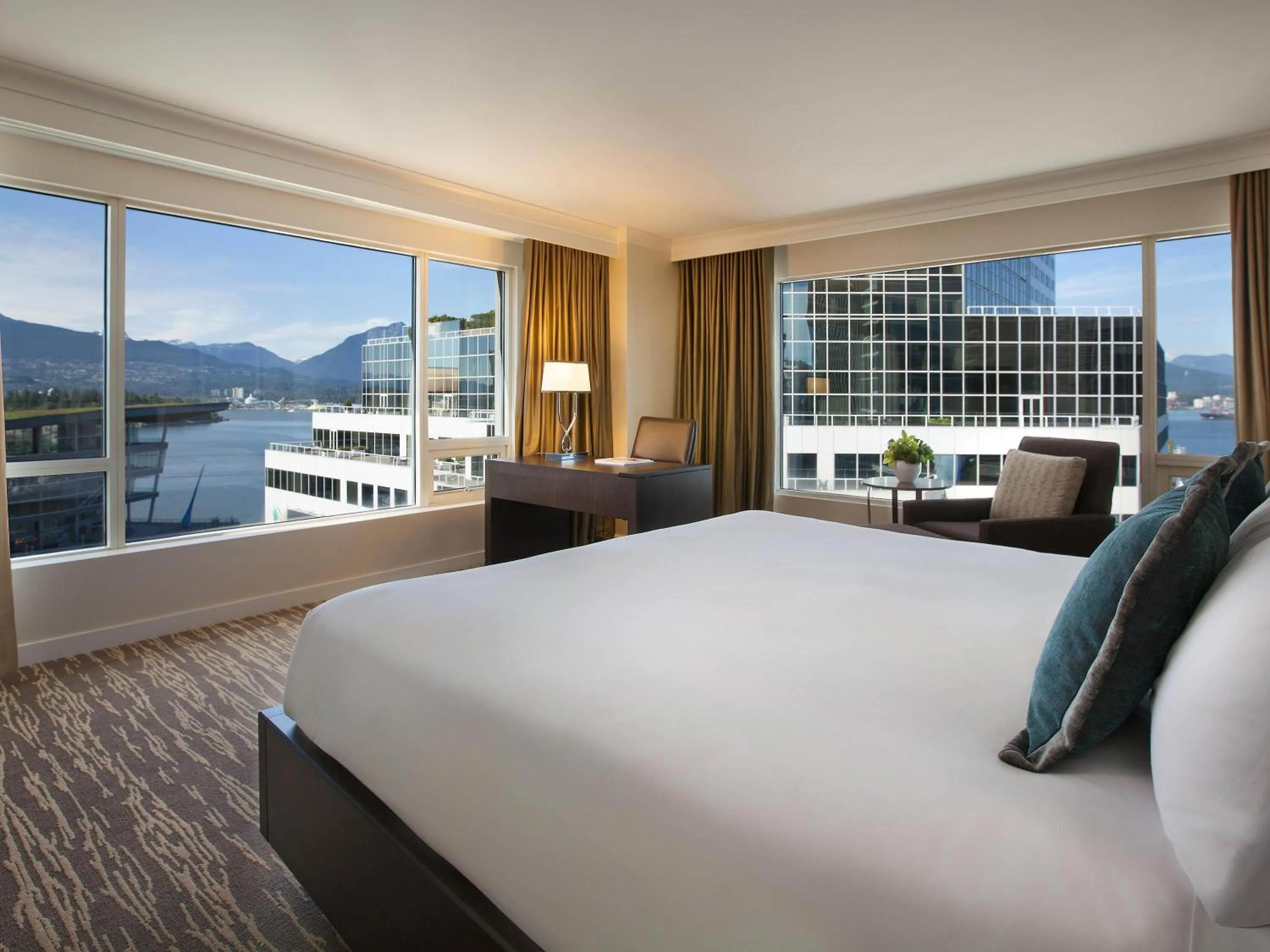 Bedroom, Bed in Fairmont Waterfront
