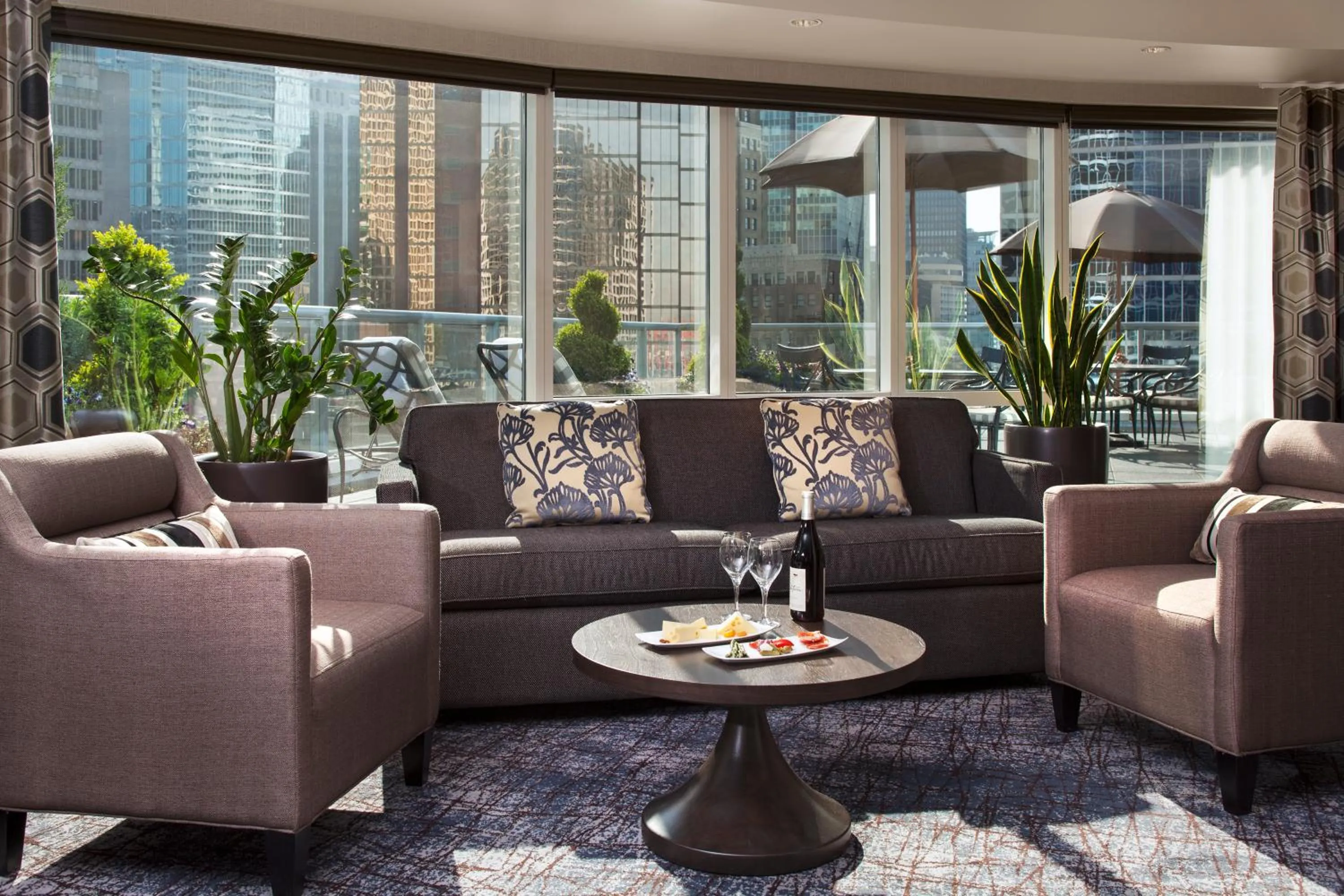 Lounge or bar in Fairmont Waterfront
