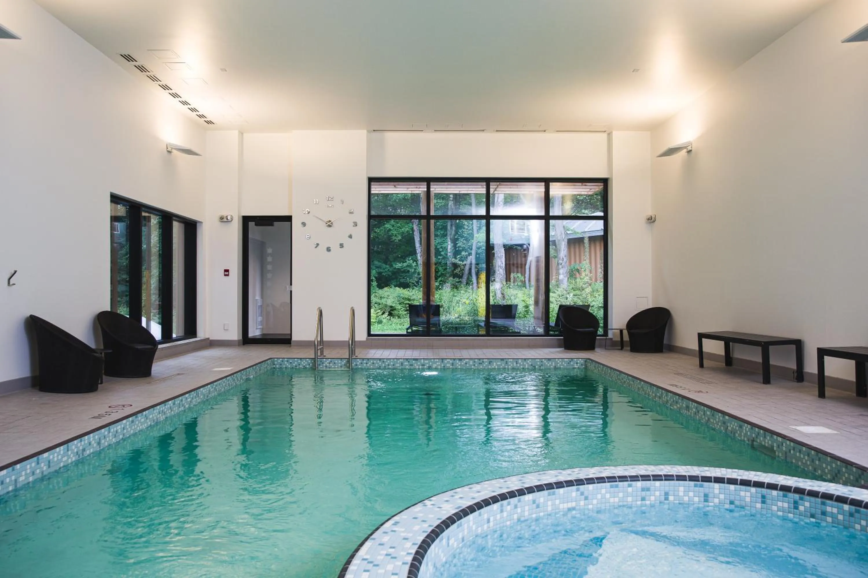 Swimming pool in Hôtel-Musée Premières Nations