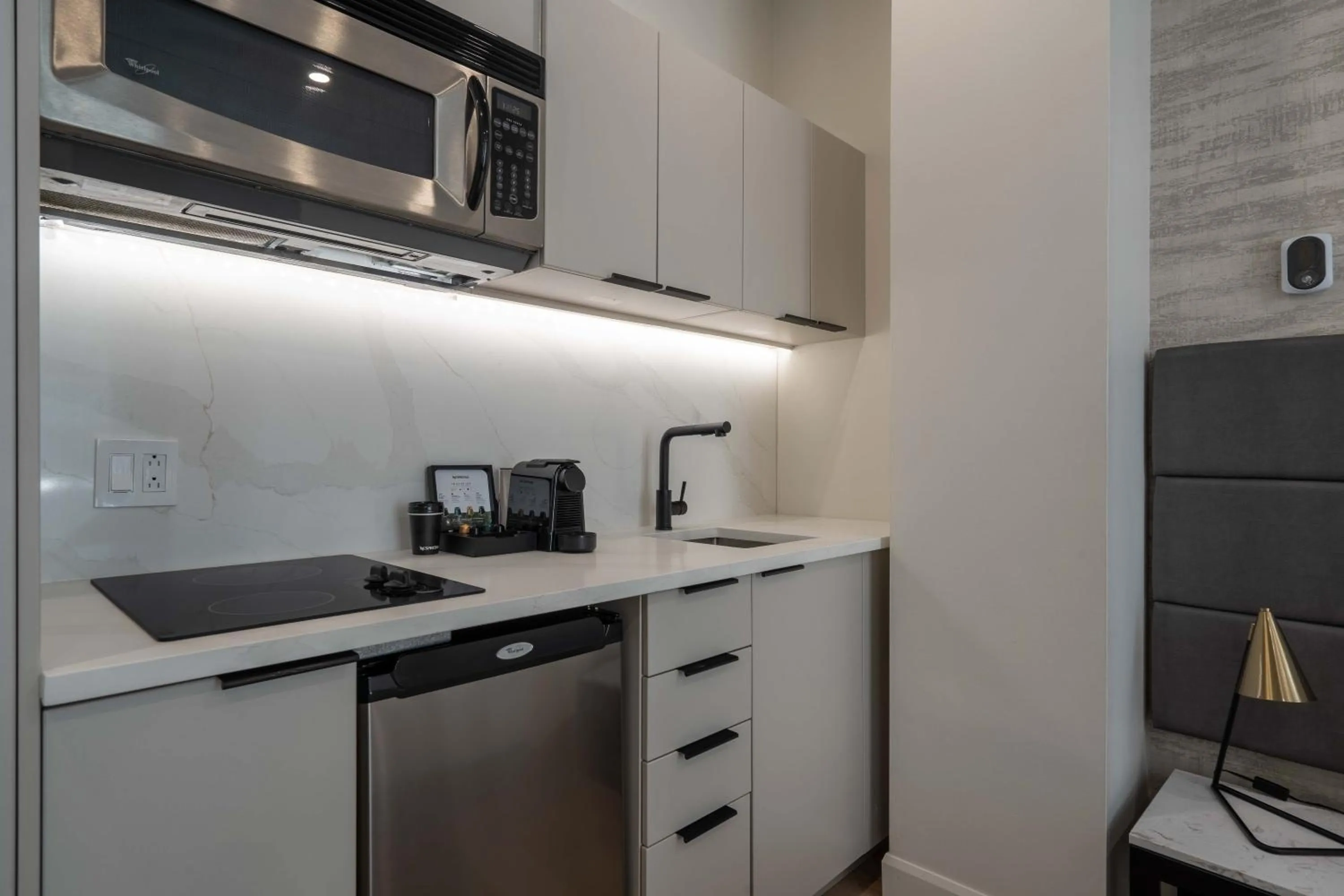 Kitchen or kitchenette in Travelodge by Wyndham Montreal Centre