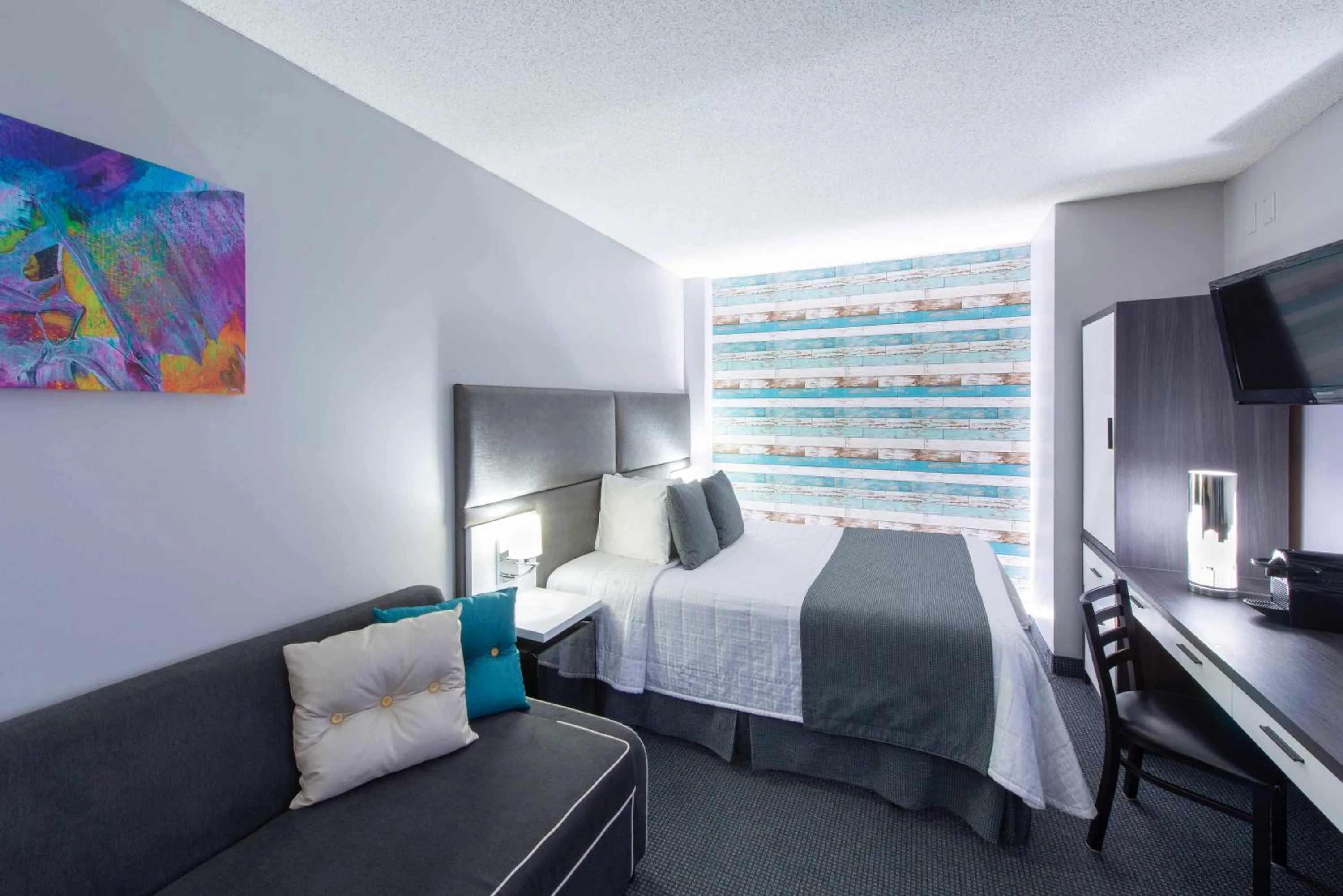 Bedroom, Bed in Travelodge by Wyndham Montreal Centre