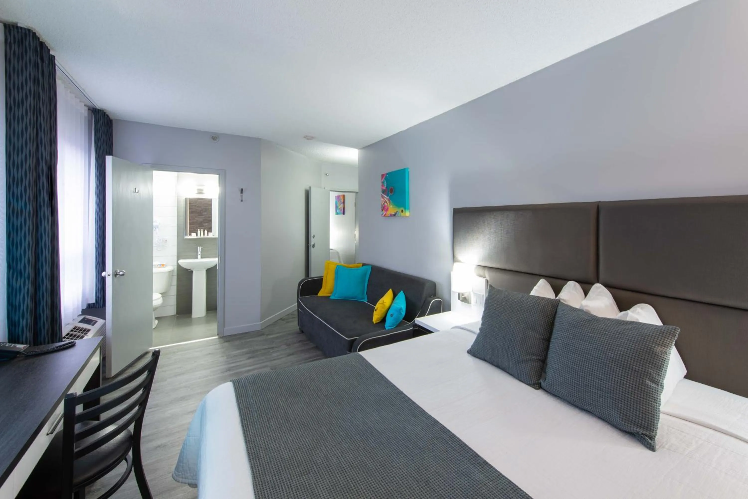 Bedroom, Bed in Travelodge by Wyndham Montreal Centre