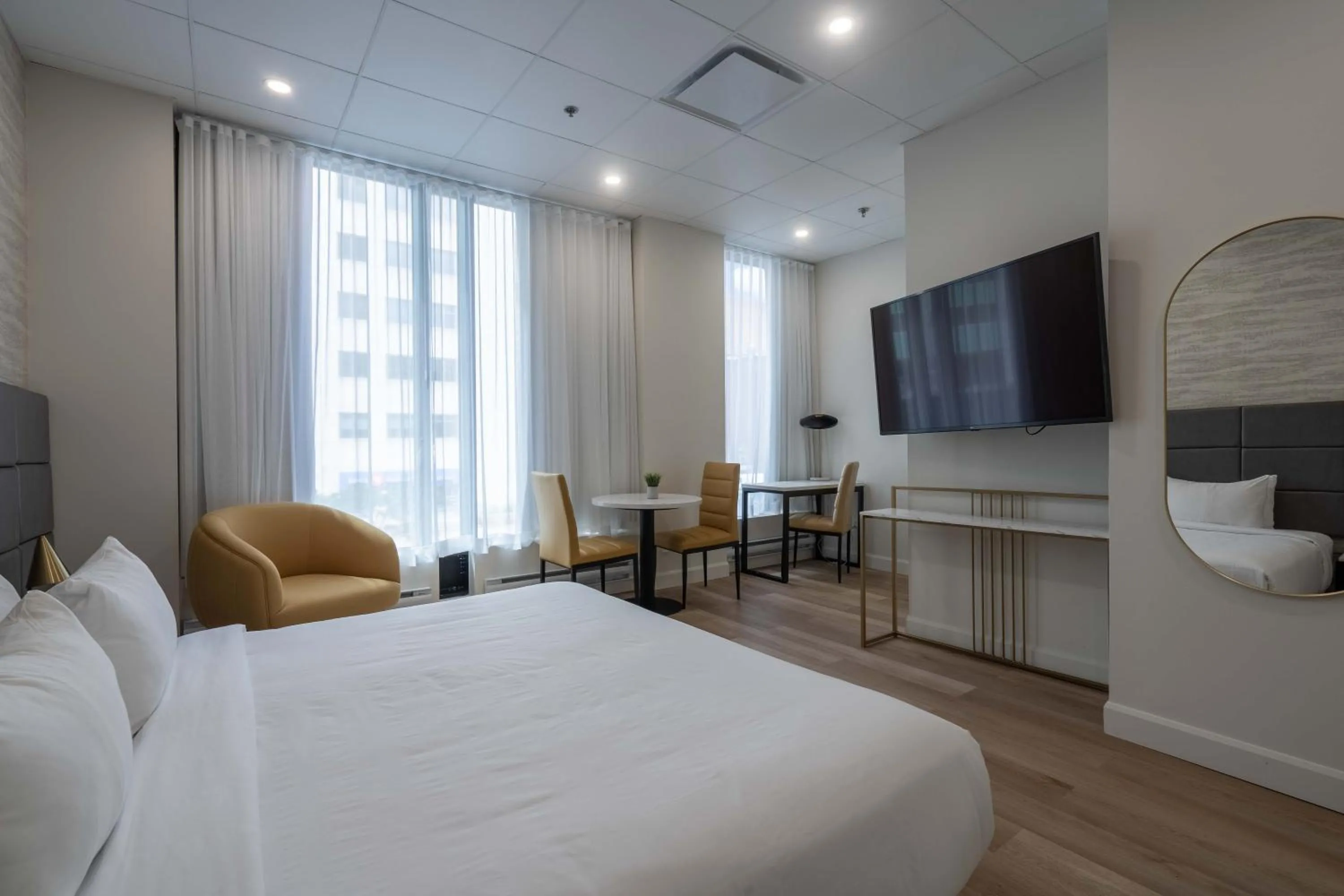 Bedroom, Bed in Travelodge by Wyndham Montreal Centre