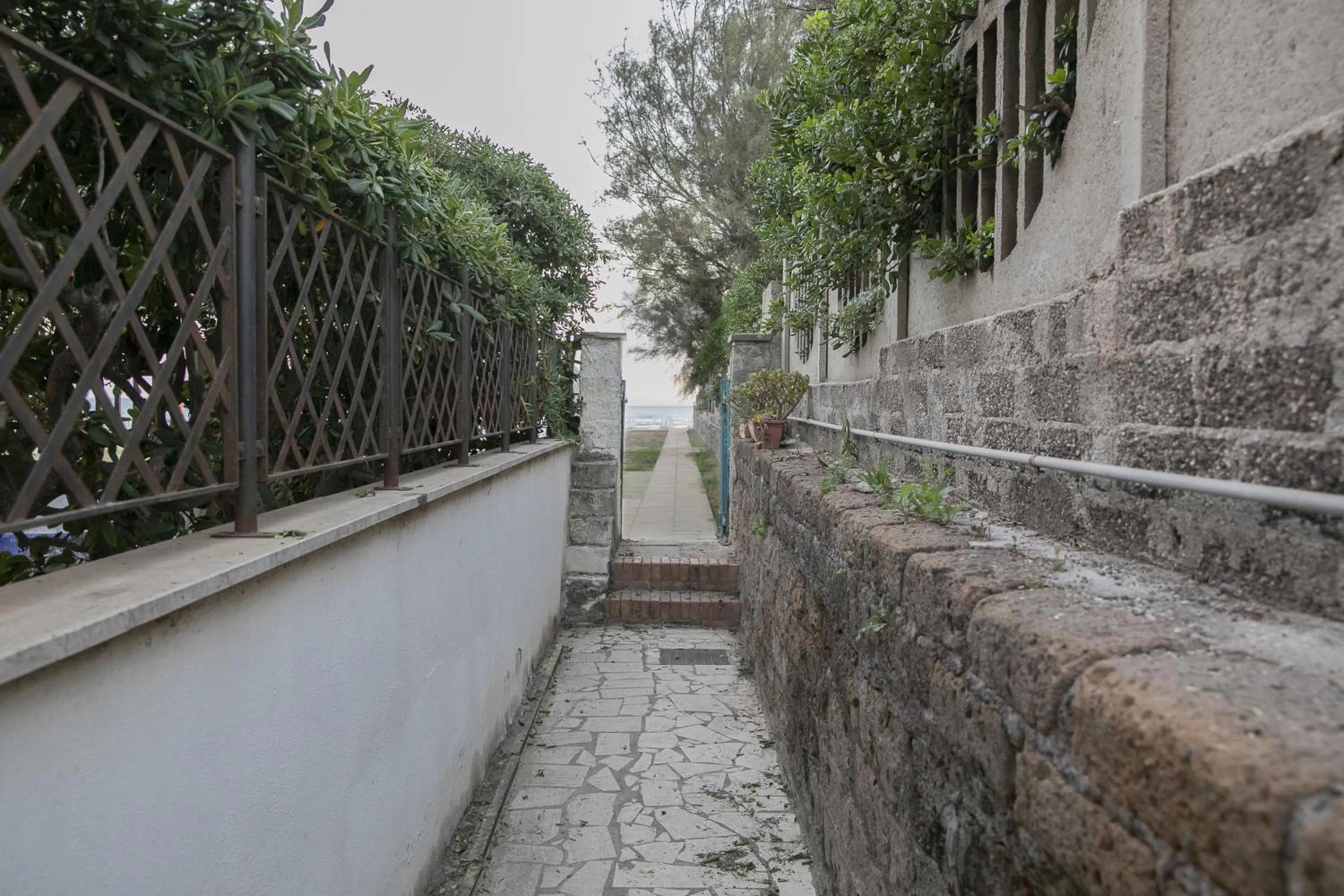 Sea view in Nuovo Appartamento sulla spiaggia con larga terrazza di 70 mq e posto auto privato