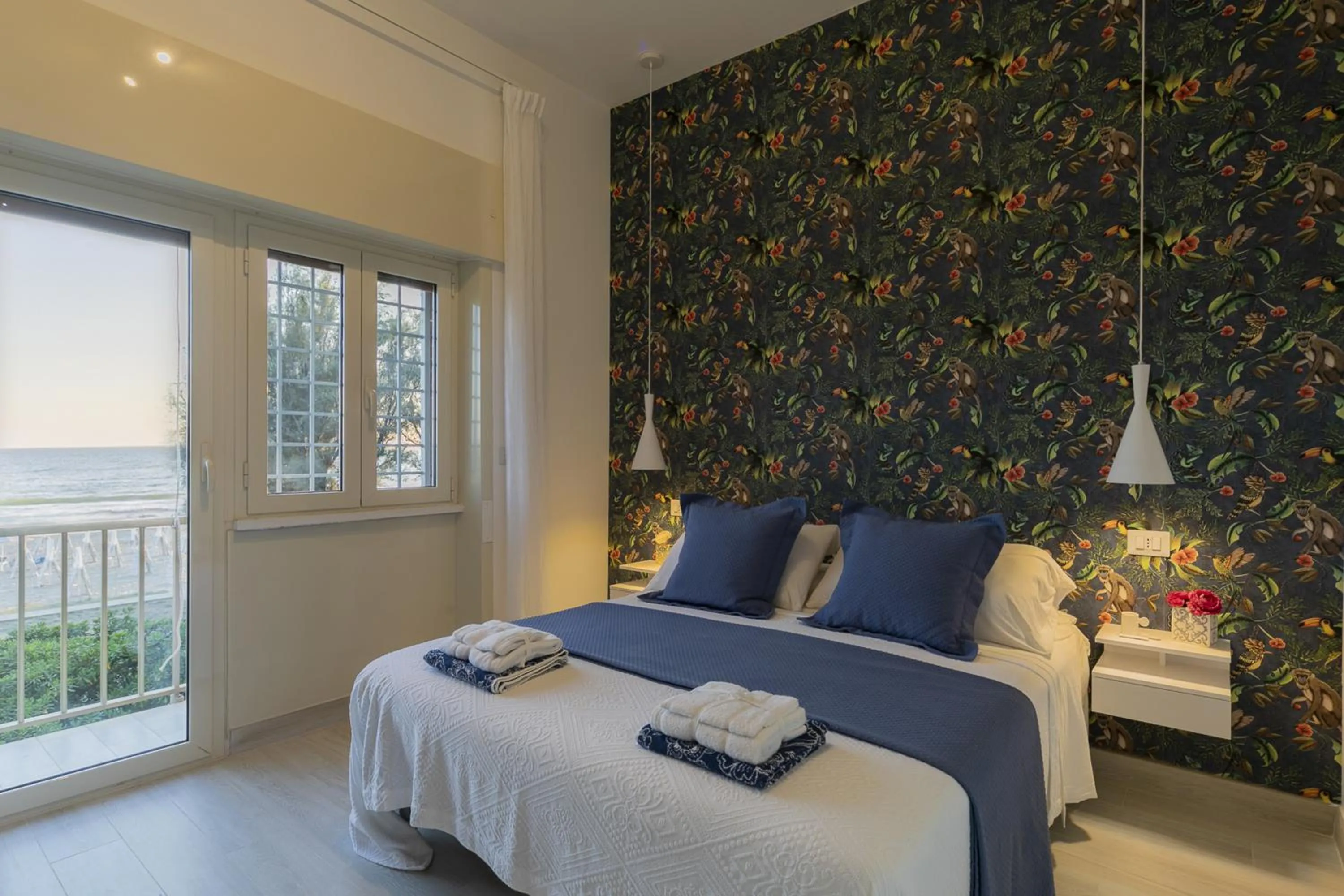 Bedroom, Bed in Nuovo Appartamento sulla spiaggia con larga terrazza di 70 mq e posto auto privato