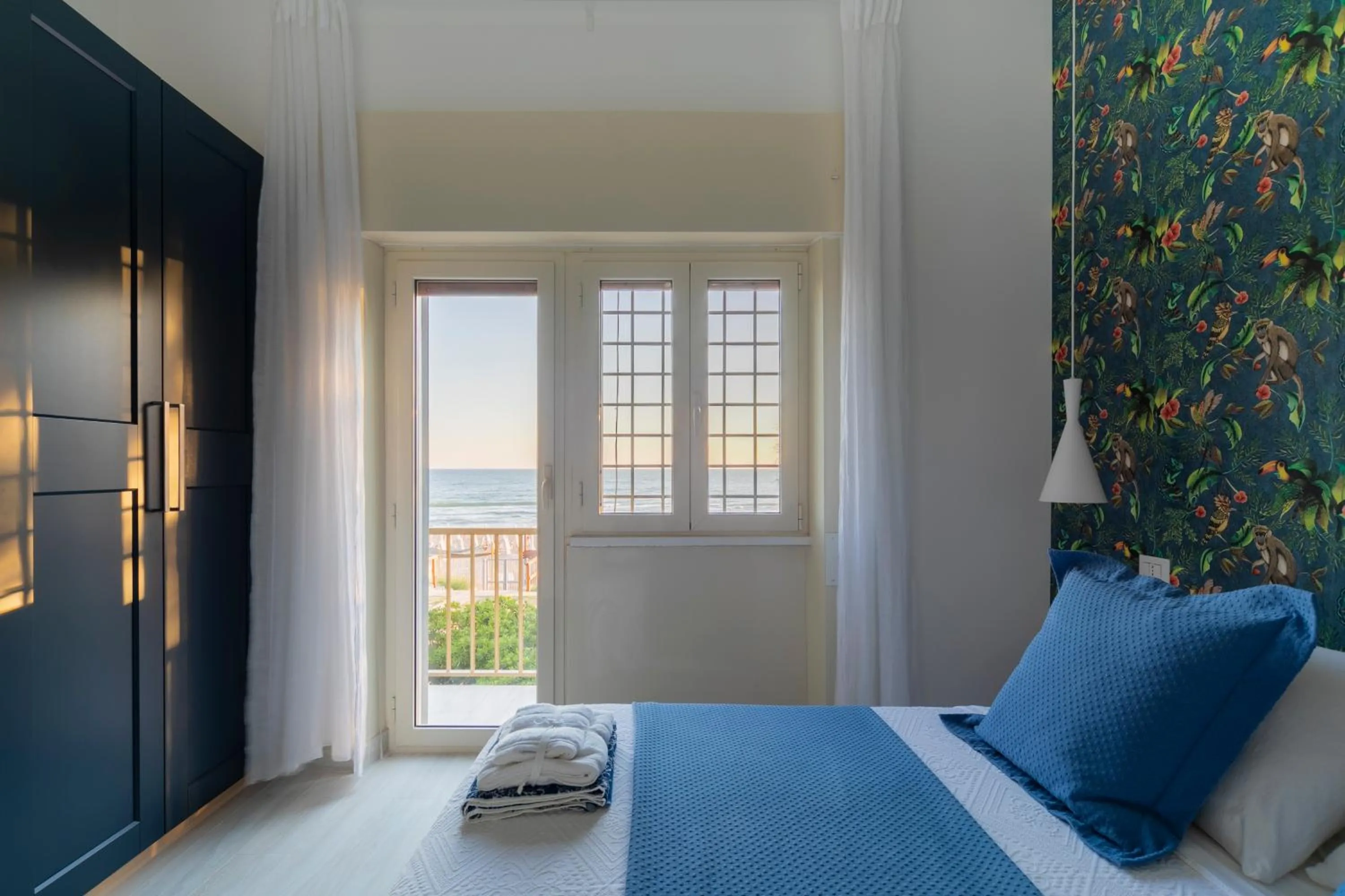 Bed in Nuovo Appartamento sulla spiaggia con larga terrazza di 70 mq e posto auto privato