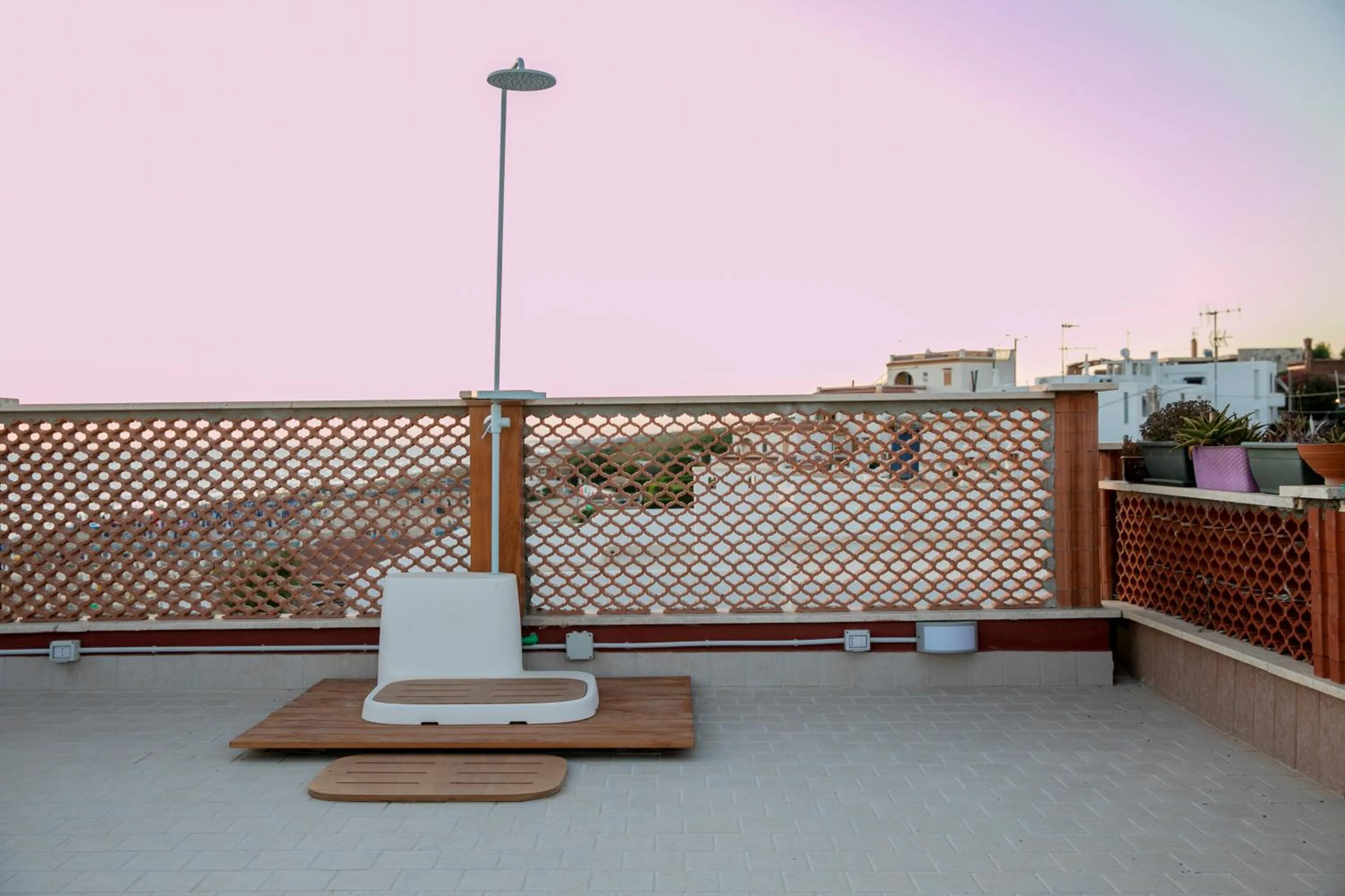 Shower in Nuovo Appartamento sulla spiaggia con larga terrazza di 70 mq e posto auto privato