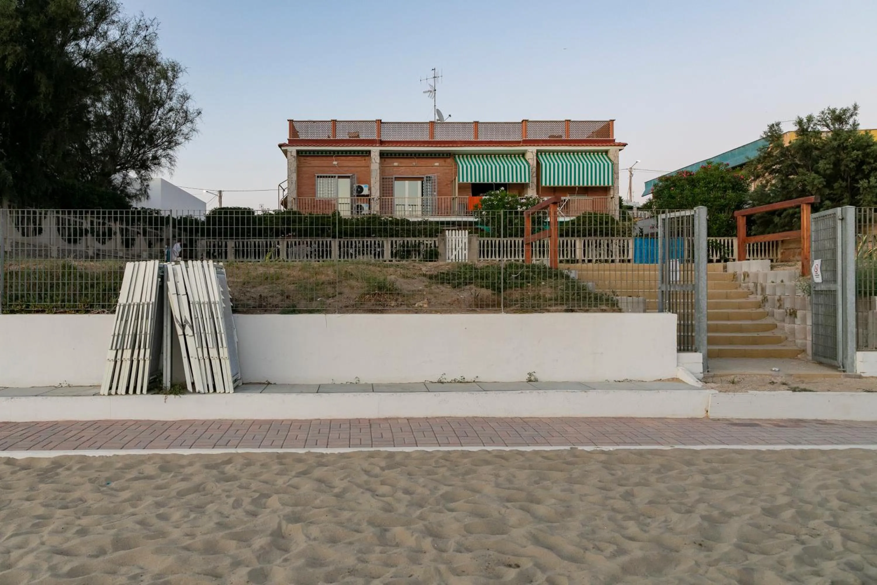 Property building in Nuovo Appartamento sulla spiaggia con larga terrazza di 70 mq e posto auto privato