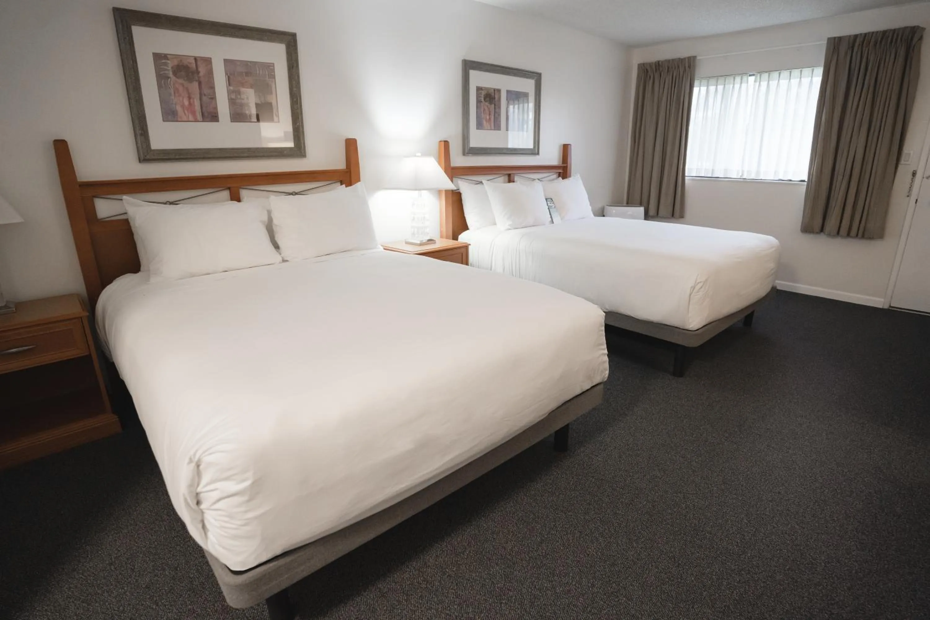 Bed in Robin Hood Inn and Suites