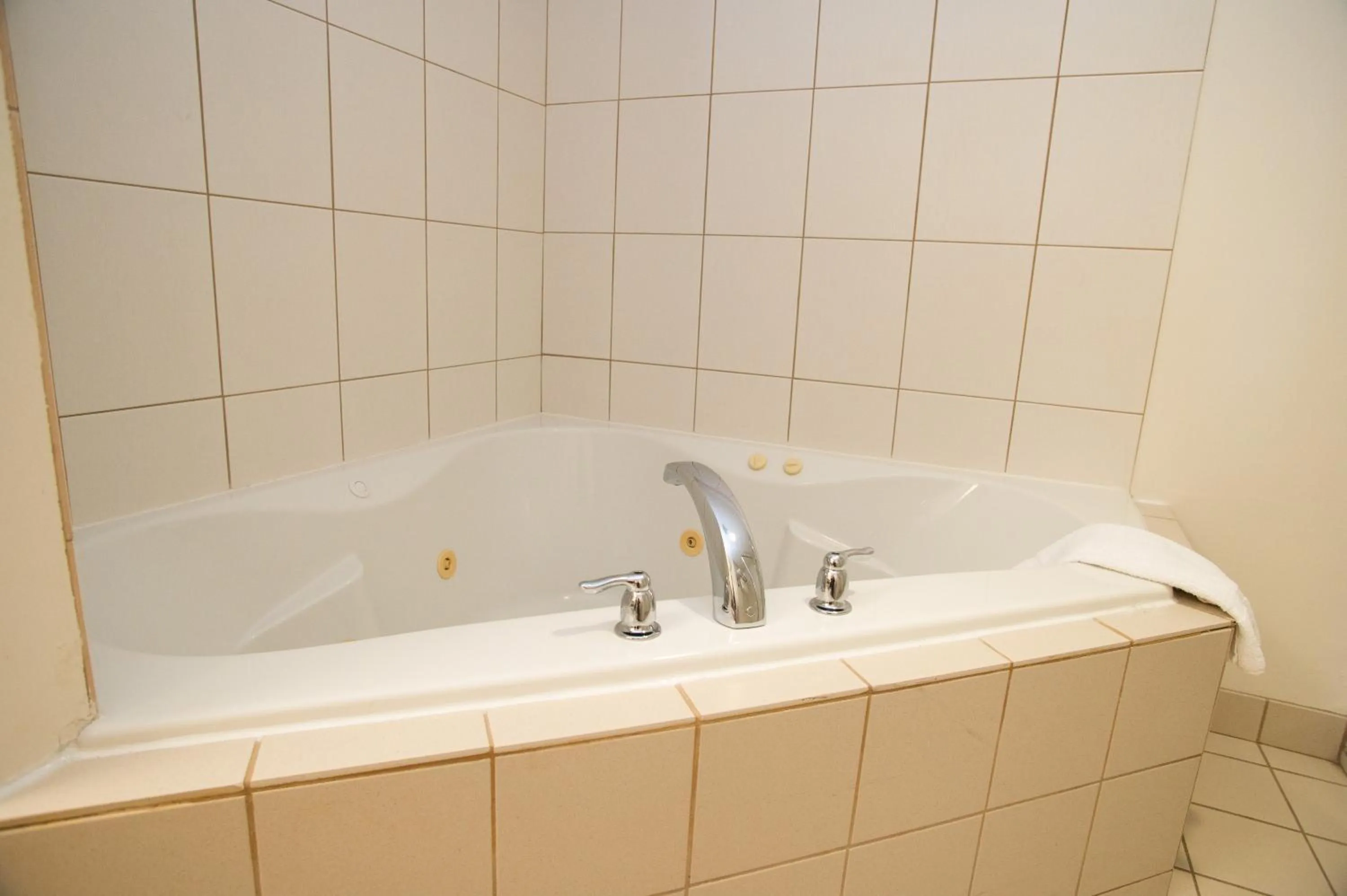 Super 8 by Wyndham Mississauga