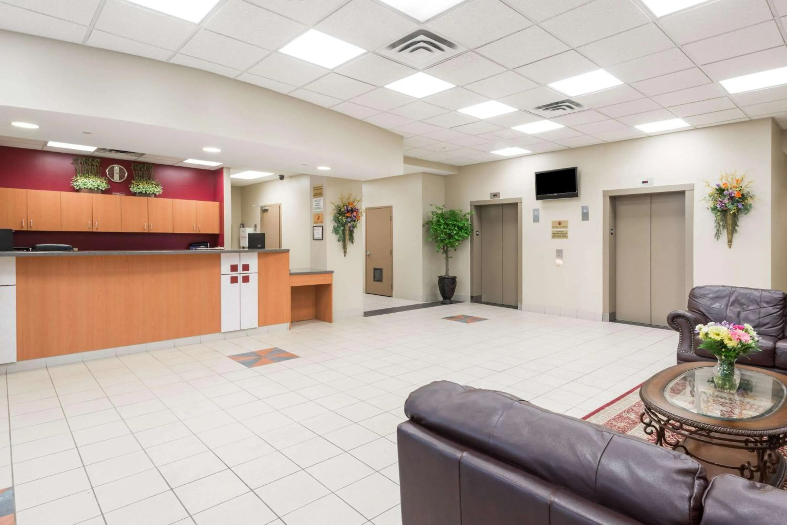 Lobby or reception in Super 8 by Wyndham Mississauga