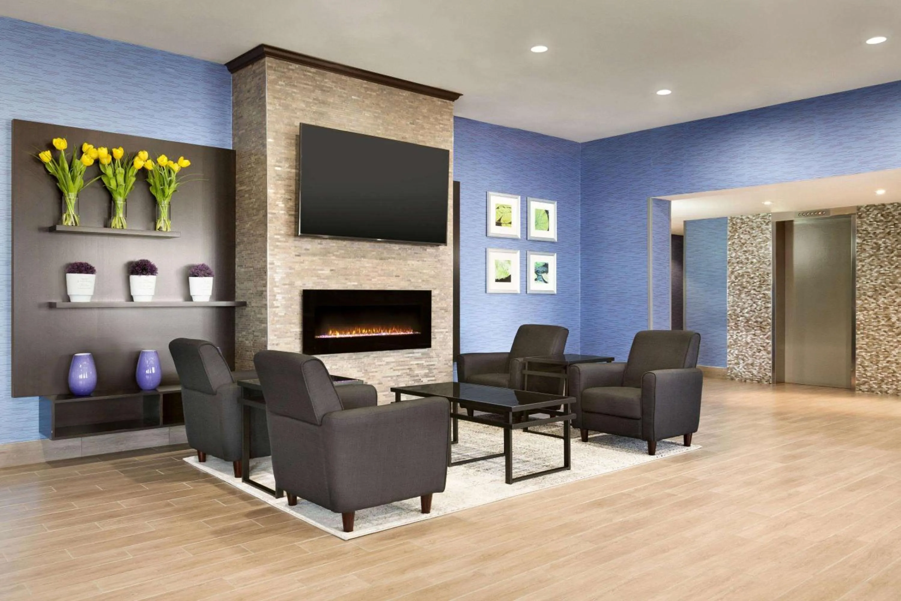 Lobby or reception, Seating Area in Travelodge by Wyndham Toronto East