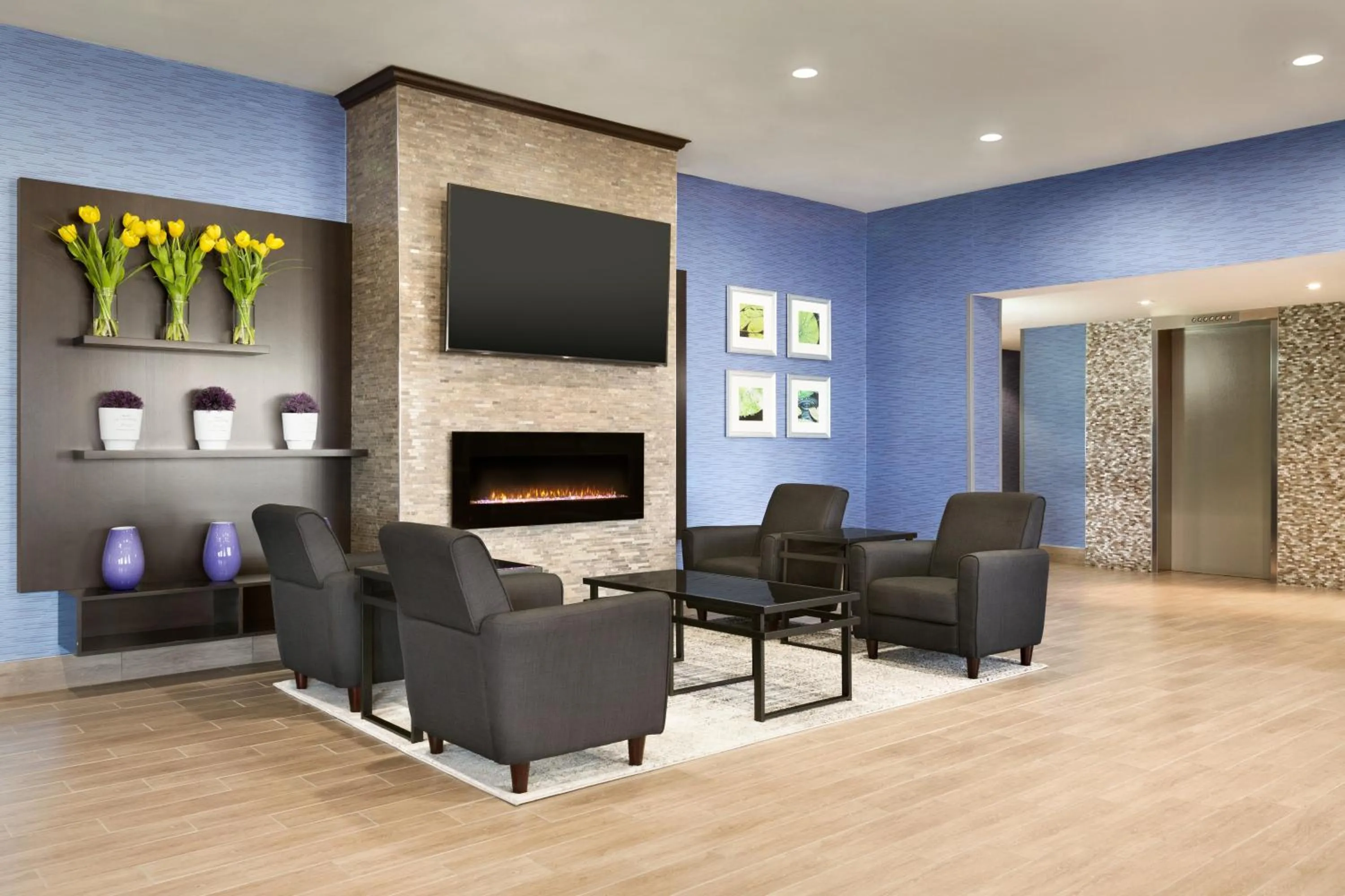 Lobby or reception, Seating Area in Travelodge by Wyndham Toronto East