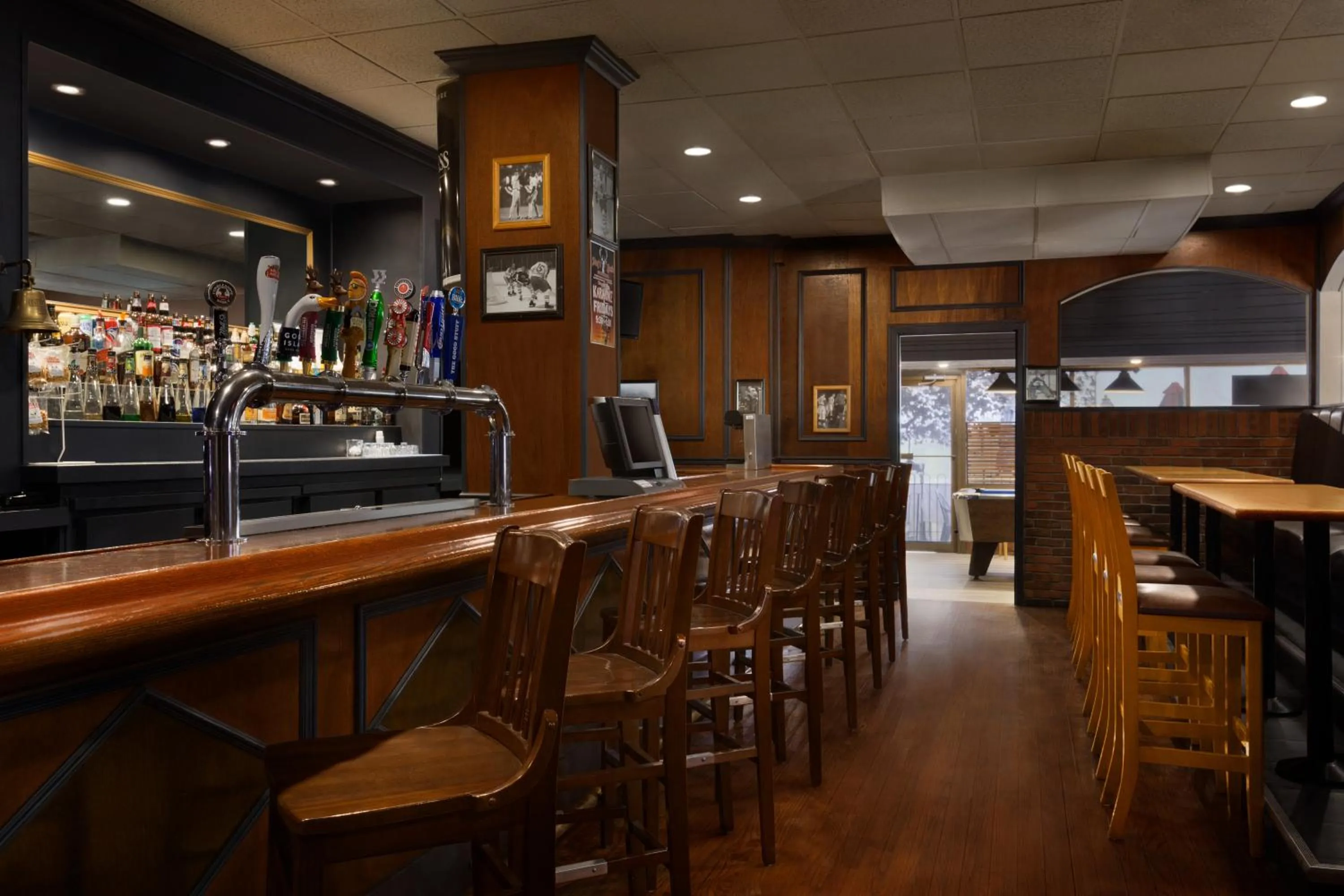 Lounge or bar, Restaurant/Places to Eat in Travelodge by Wyndham Toronto East