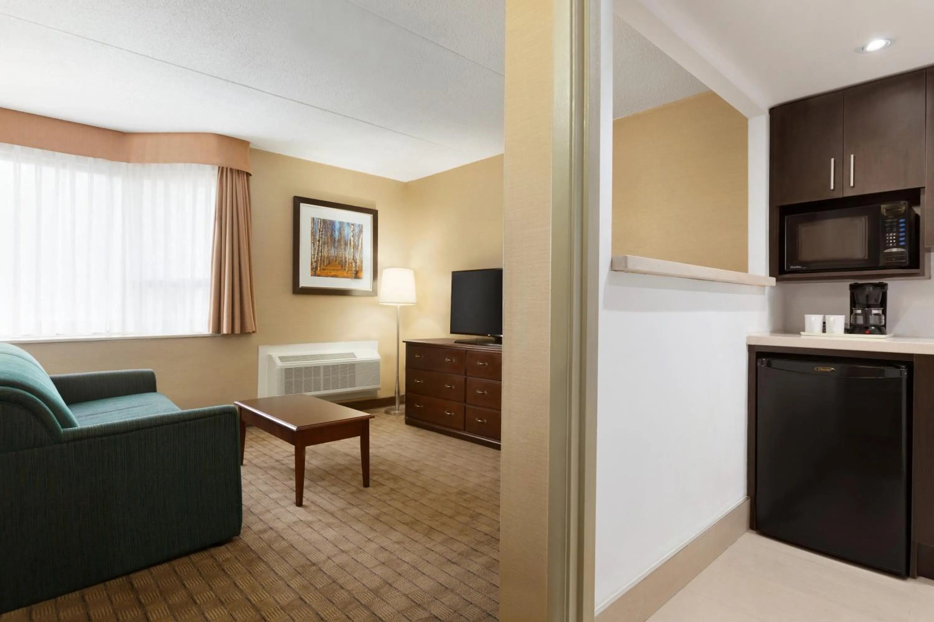 Kitchen or kitchenette, TV/Entertainment Center in Travelodge by Wyndham Toronto East