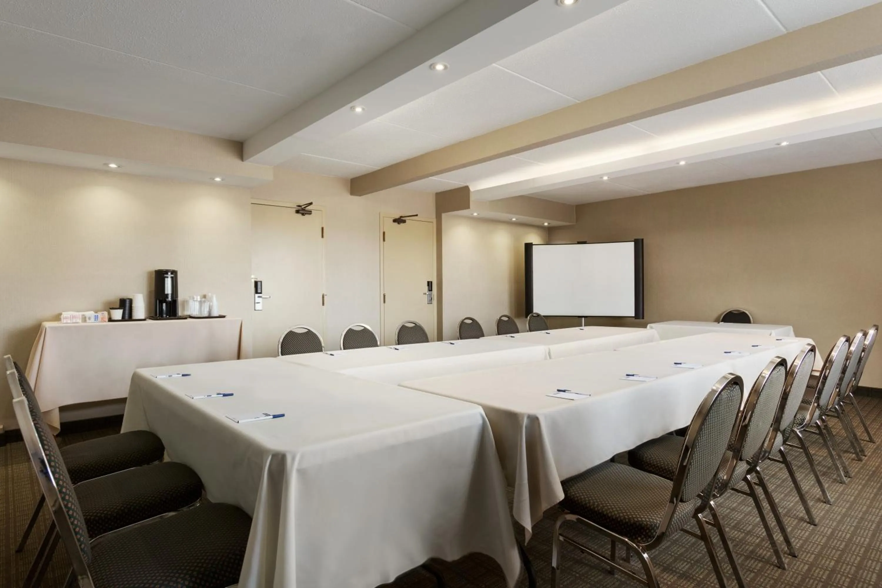 Meeting/conference room in Travelodge by Wyndham Toronto East