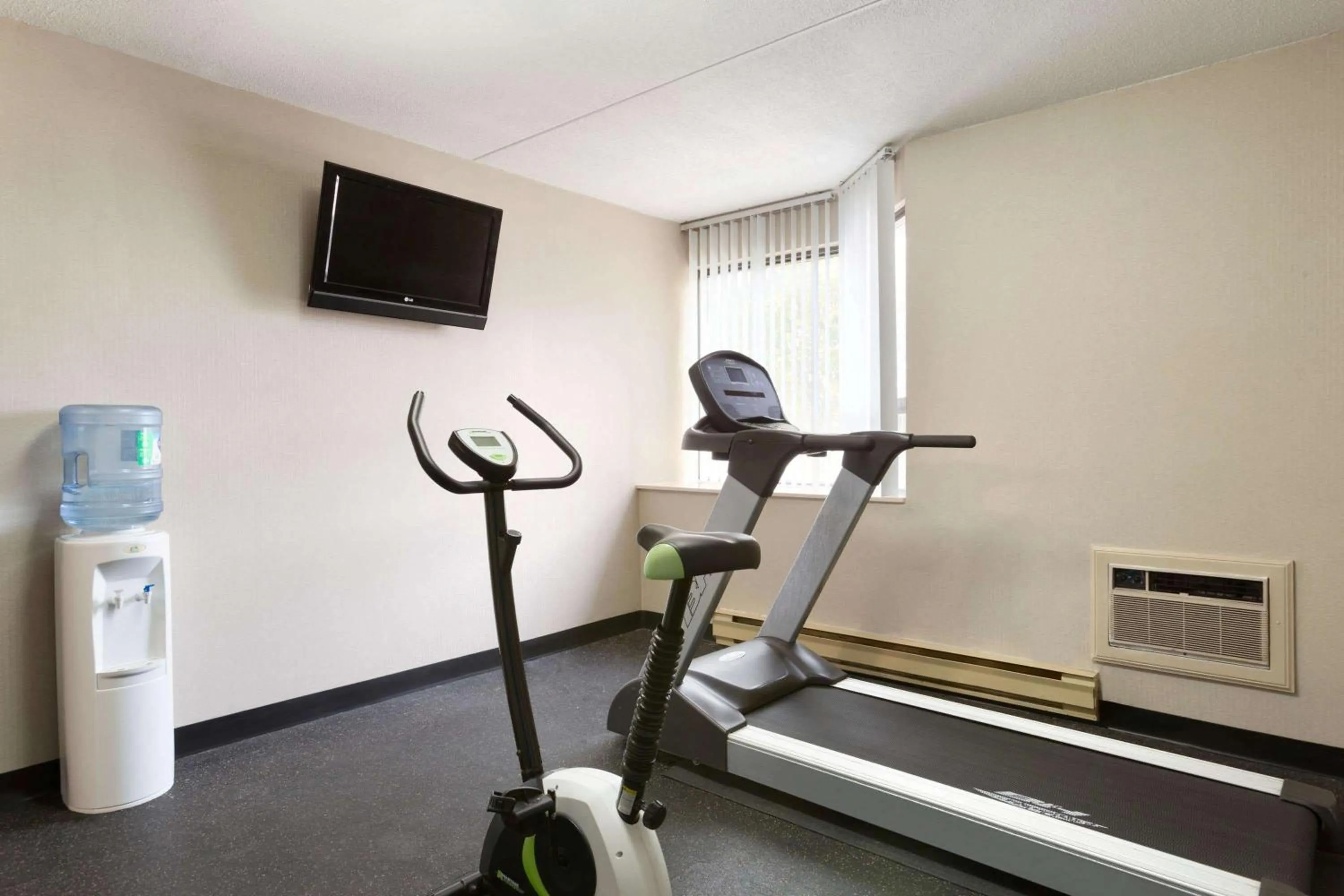 Fitness centre/facilities, Fitness Center/Facilities in Travelodge by Wyndham Toronto East