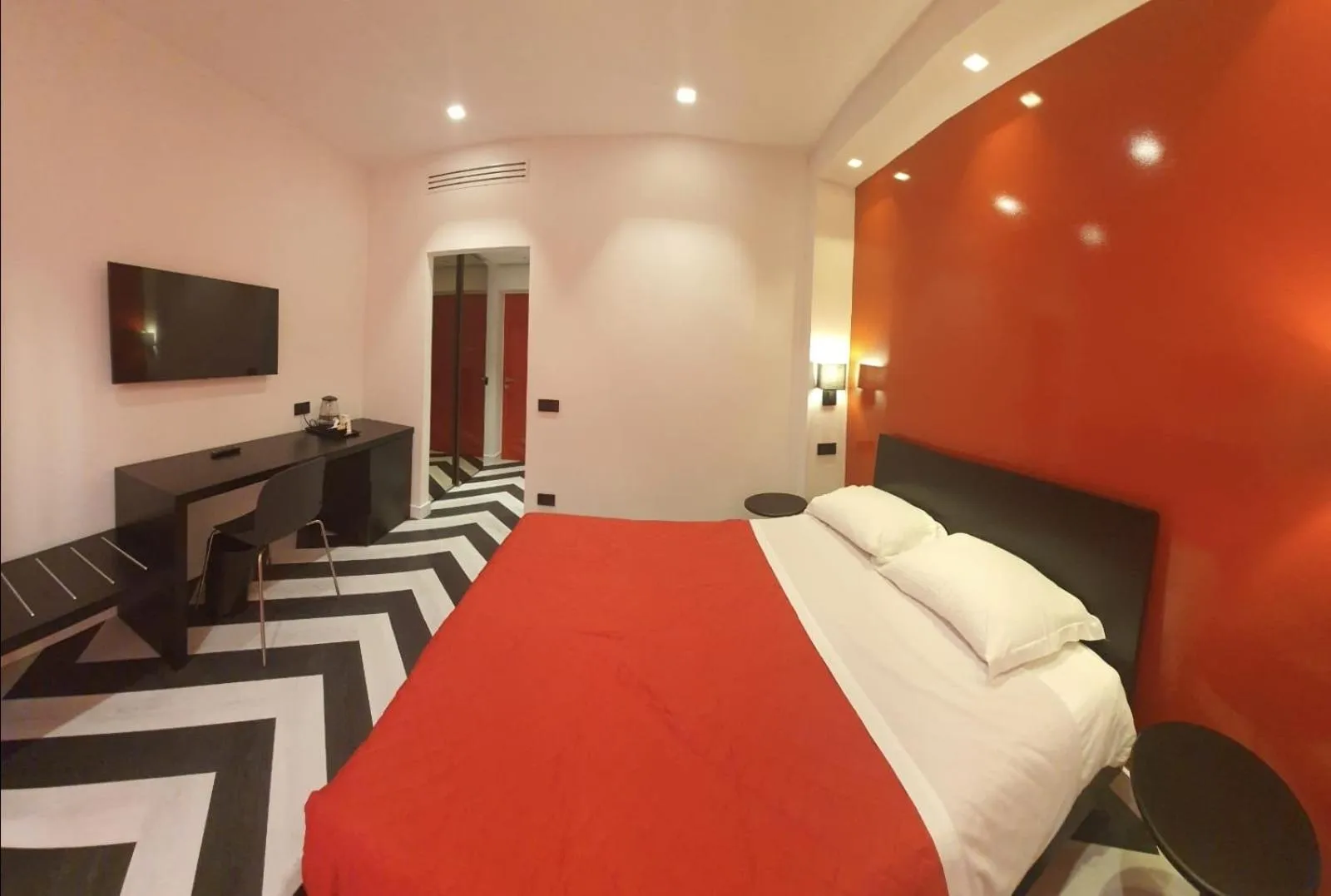 Photo of the whole room in The White Lodge