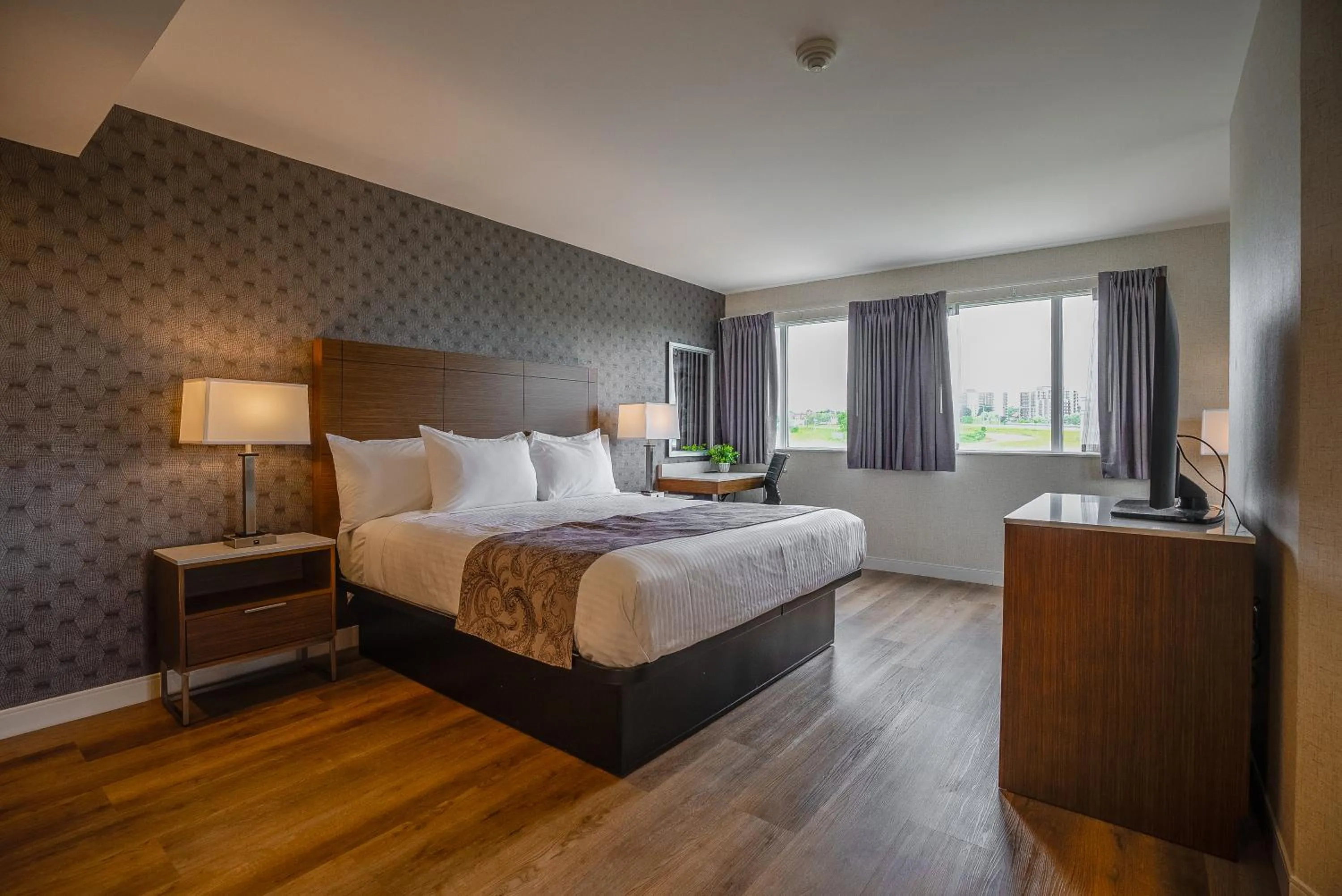 Bedroom, Bed in Monte Carlo Inn Oakville Suites