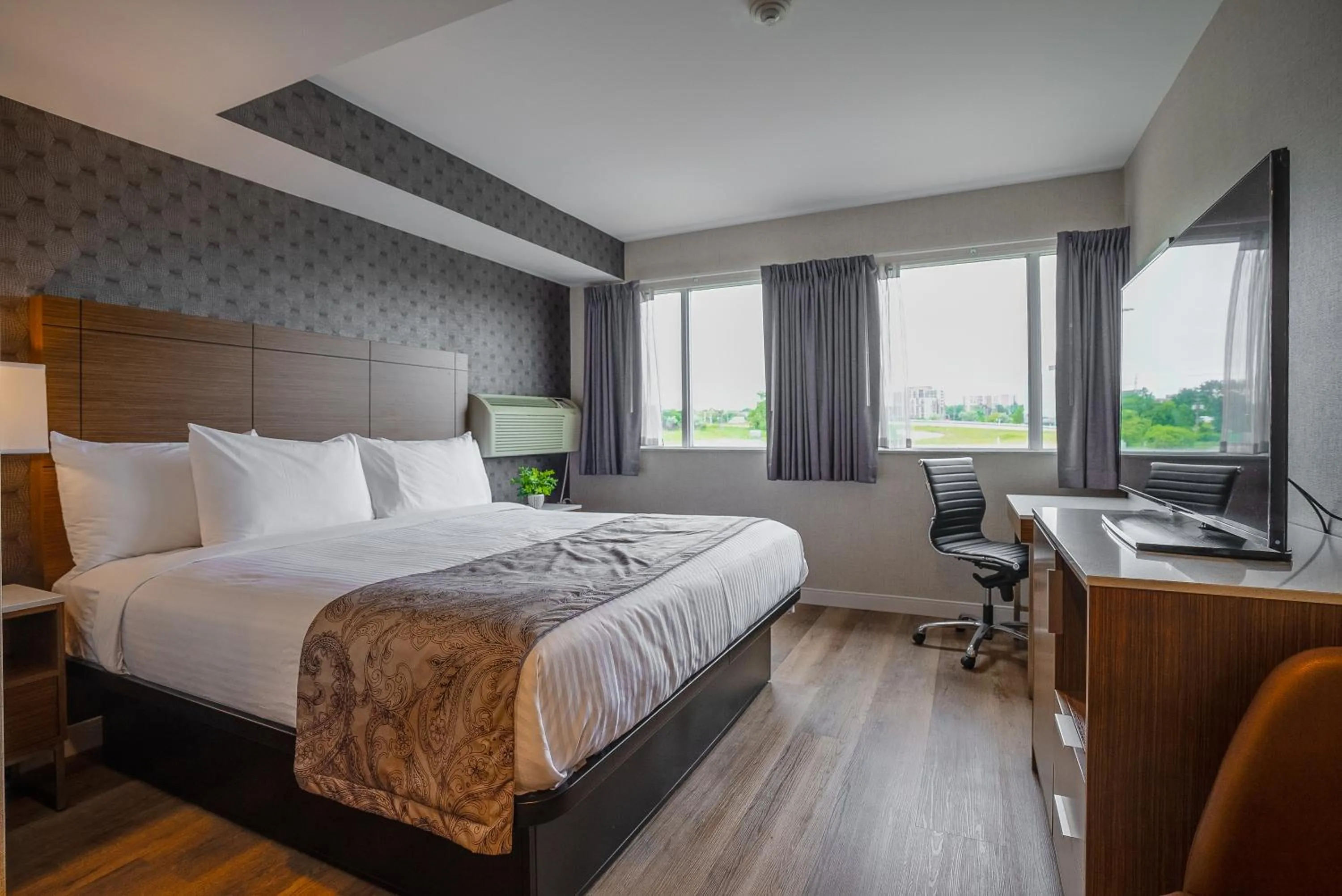 Bed in Monte Carlo Inn Oakville Suites